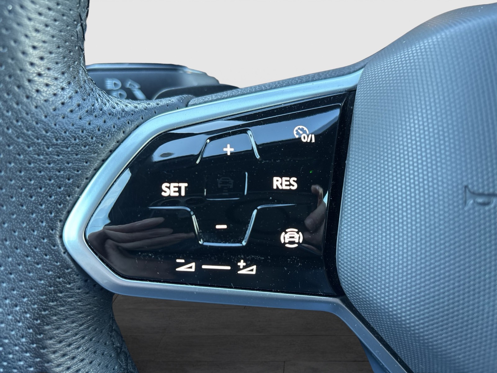 Volkswagen Golf VIII 1.5 eTSI R-LINE CARPLAY LM17 KEYLESSGO