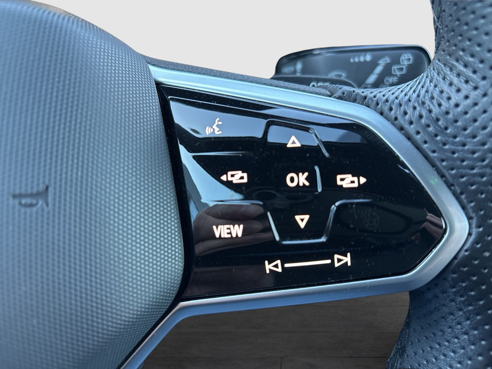 Volkswagen Golf VIII 1.5 eTSI R-LINE CARPLAY LM17 KEYLESSGO