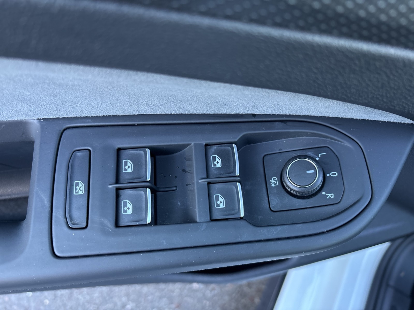 Volkswagen Golf VIII 1.5 eTSI R-LINE CARPLAY LM17 KEYLESSGO