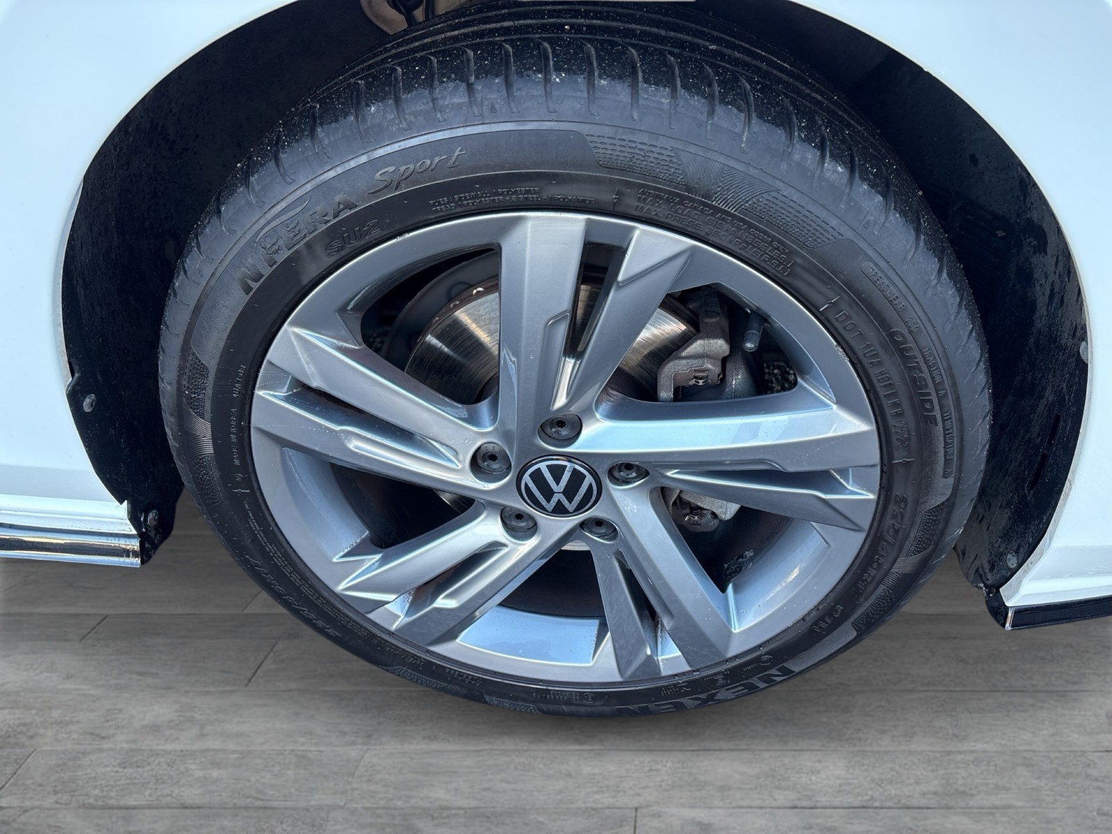 Volkswagen Golf VIII 1.5 eTSI R-LINE CARPLAY LM17 KEYLESSGO