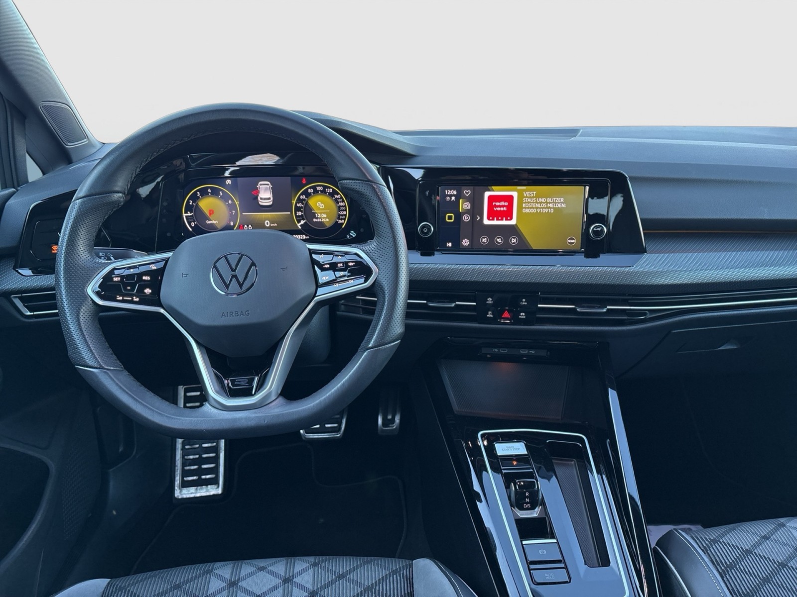 Volkswagen Golf VIII 1.5 eTSI R-LINE CARPLAY LM17 KEYLESSGO