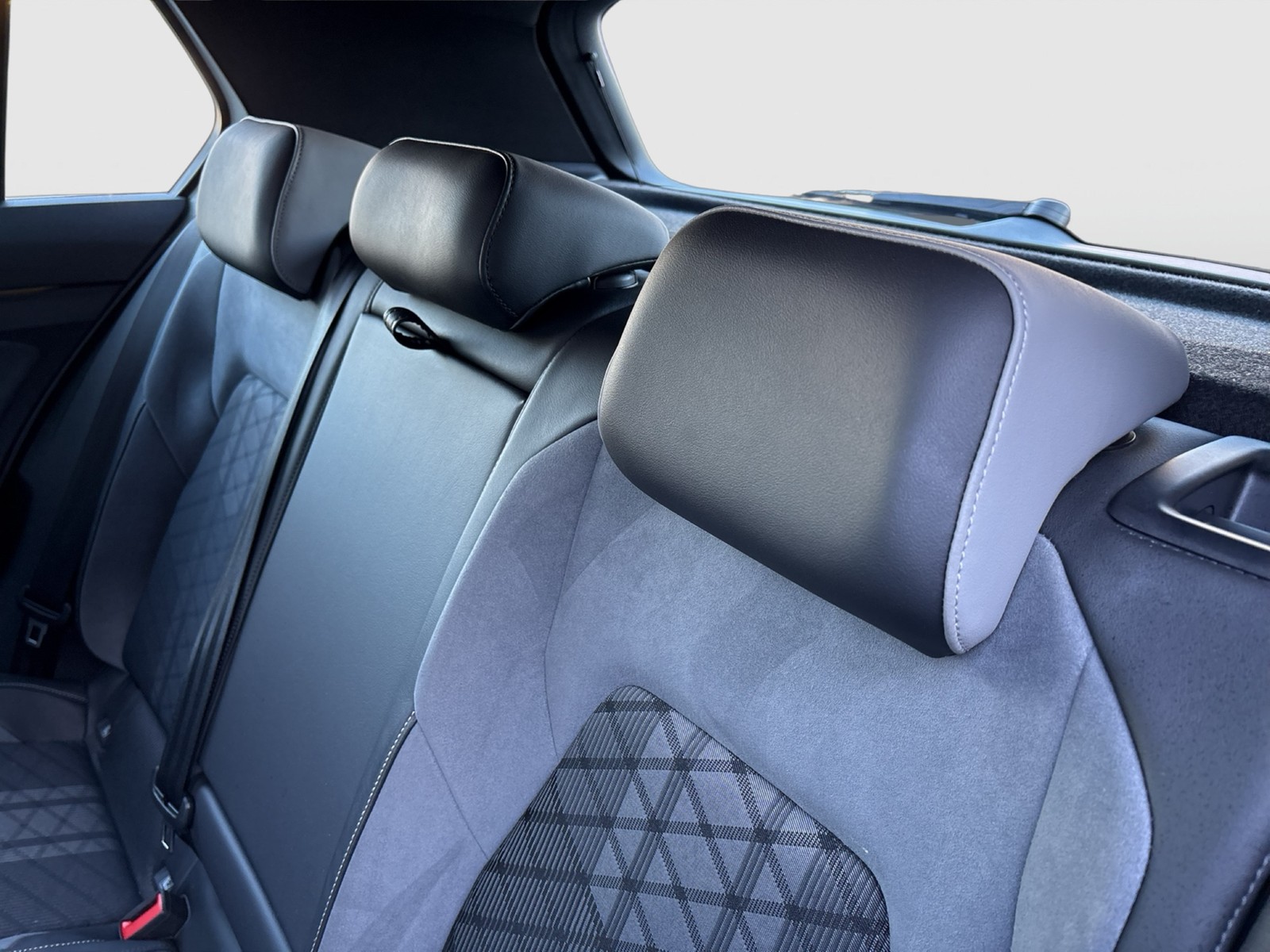 Volkswagen Golf VIII 1.5 eTSI R-LINE CARPLAY LM17 KEYLESSGO