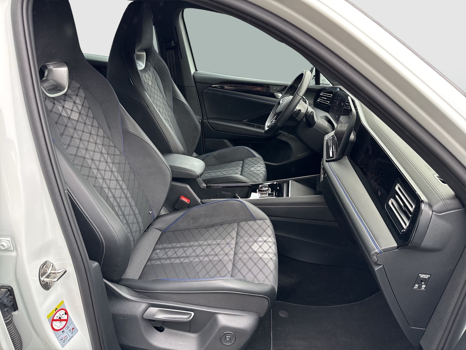 Volkswagen Tiguan 2.0 R-LINE 4X4 NEUES MODELL AHK CAM LM20