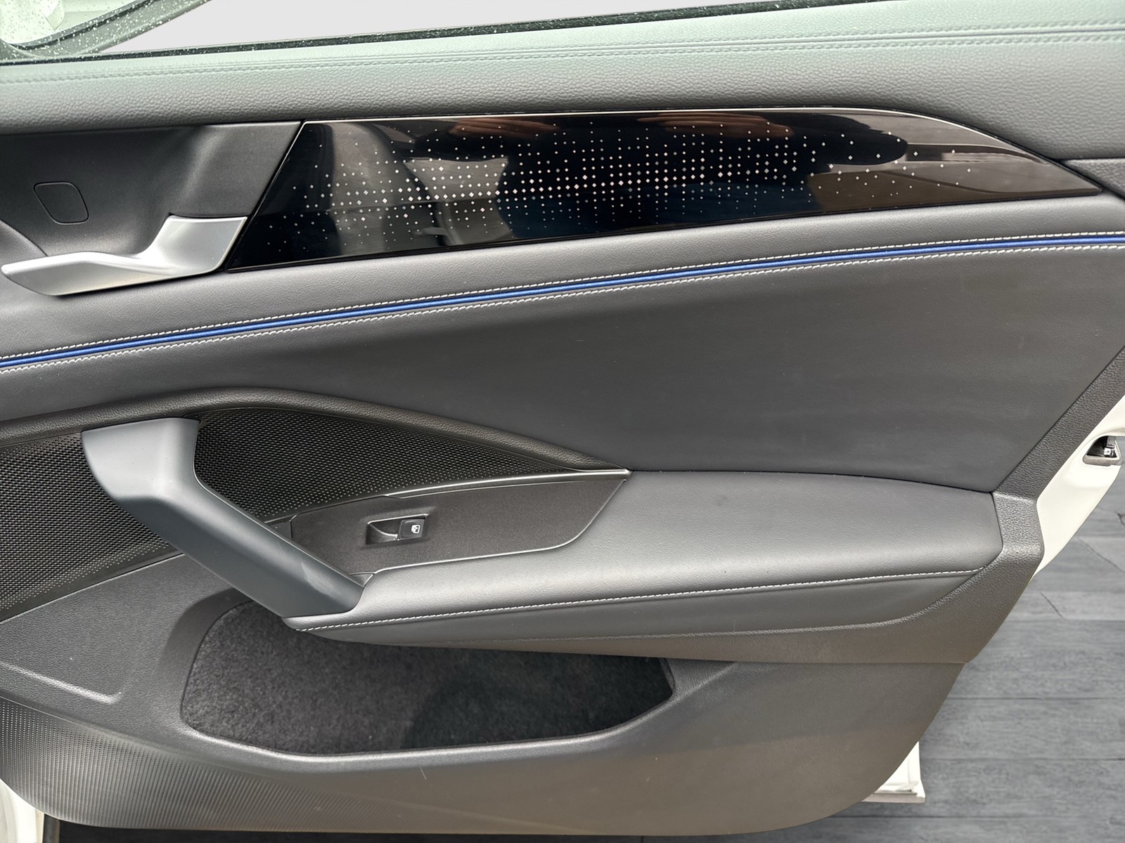 Volkswagen Tiguan 2.0 R-LINE 4X4 NEUES MODELL AHK CAM LM20