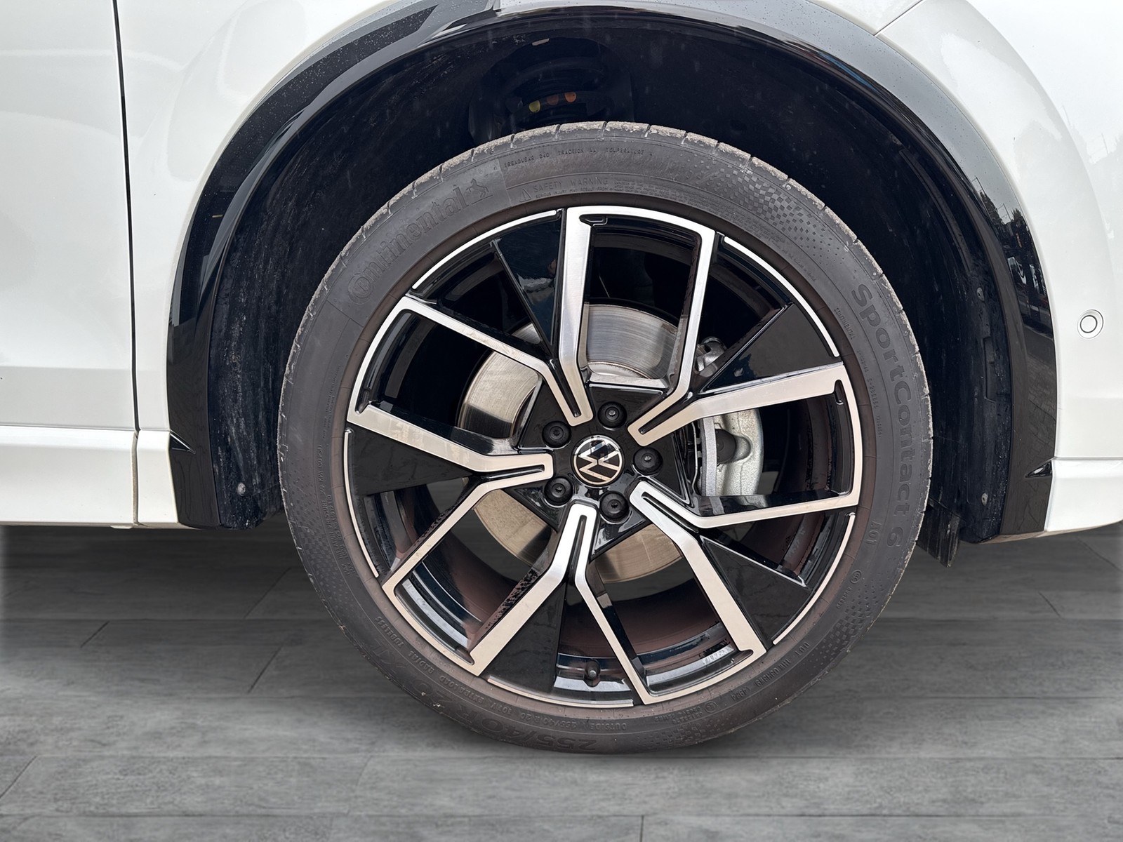 Volkswagen Tiguan 2.0 R-LINE 4X4 NEUES MODELL AHK CAM LM20