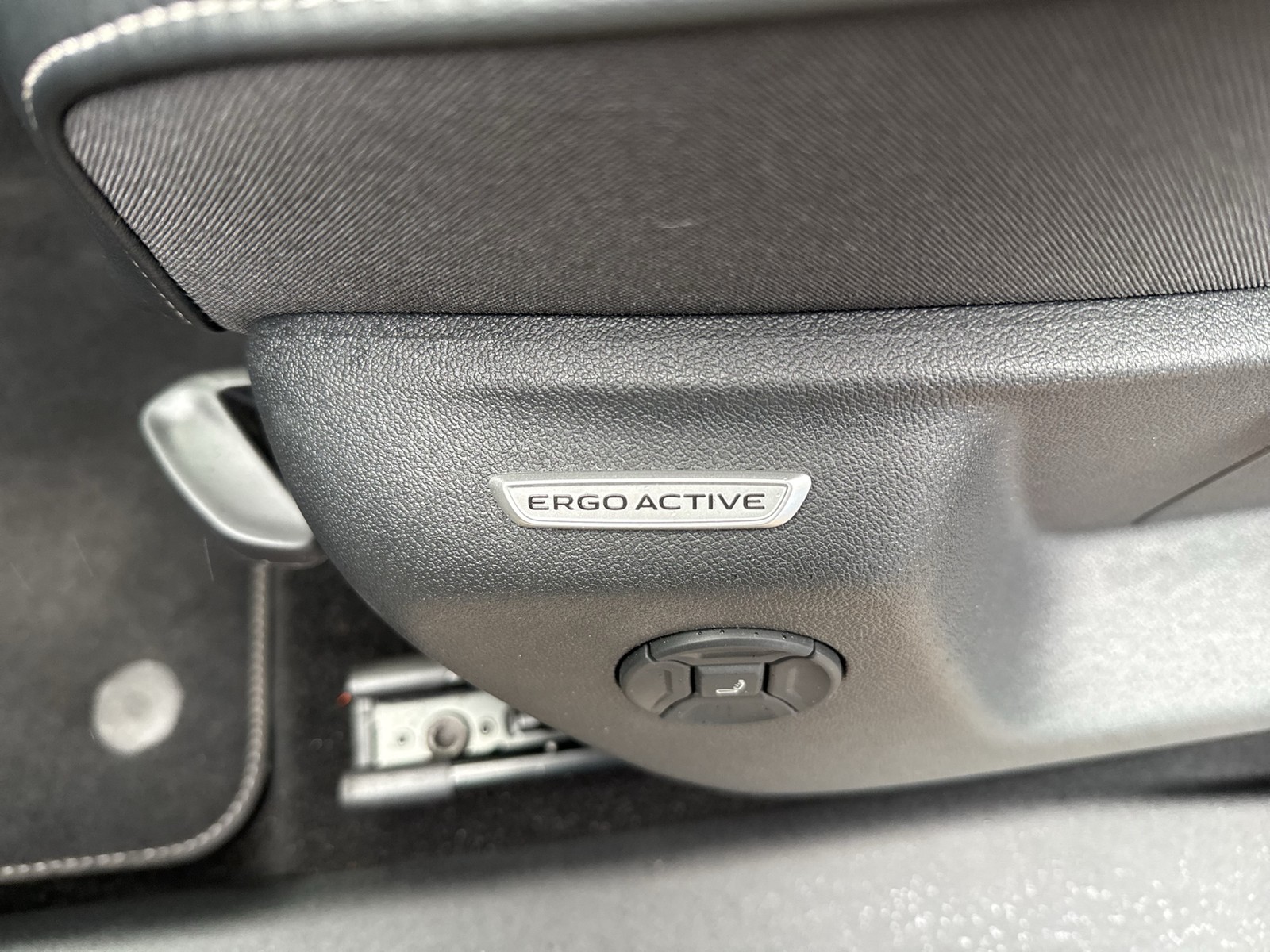 Volkswagen Tiguan 2.0 R-LINE 4X4 NEUES MODELL AHK CAM LM20