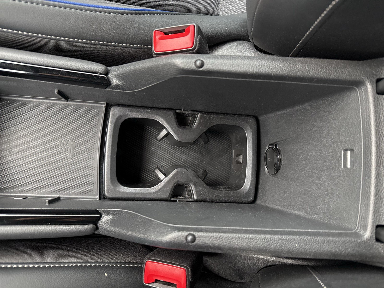 Volkswagen Tiguan 2.0 R-LINE 4X4 NEUES MODELL AHK CAM LM20