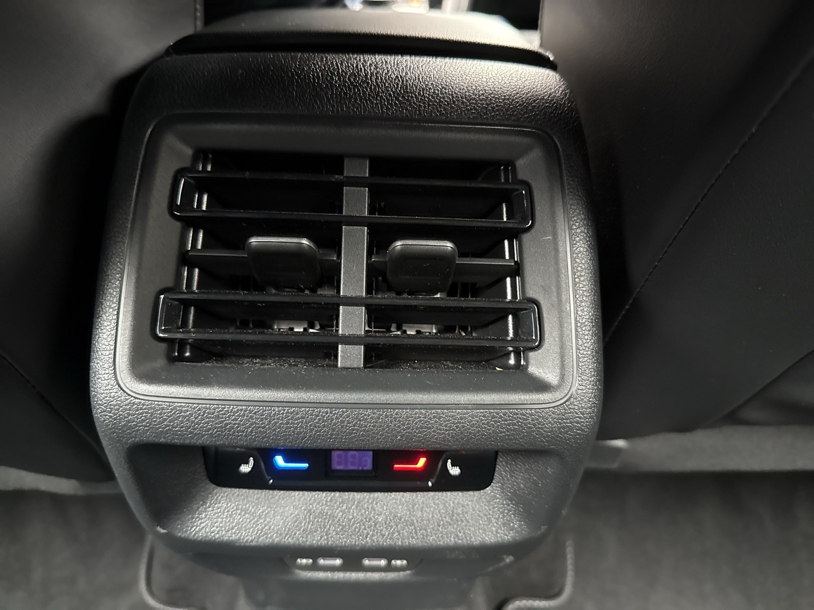 Volkswagen Tiguan 2.0 R-LINE 4X4 NEUES MODELL AHK CAM LM20