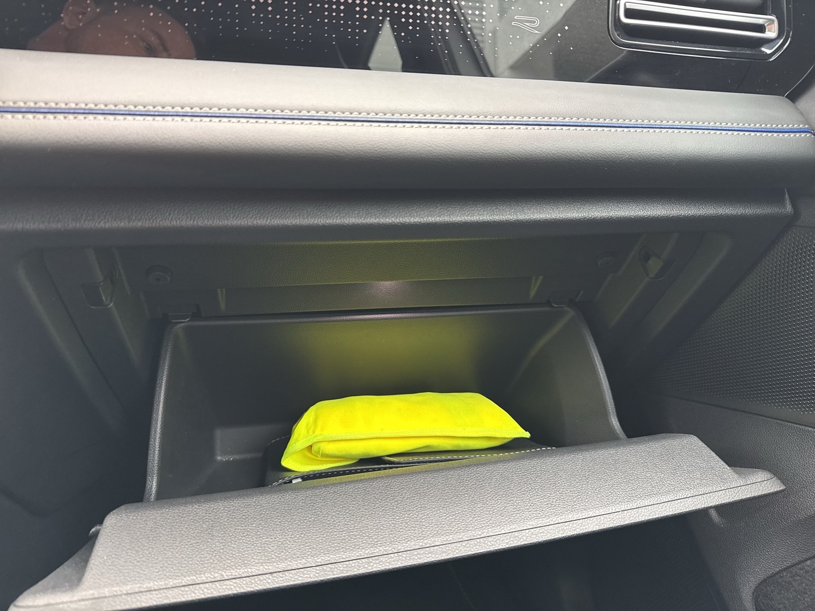 Volkswagen Tiguan 2.0 R-LINE 4X4 NEUES MODELL AHK CAM LM20