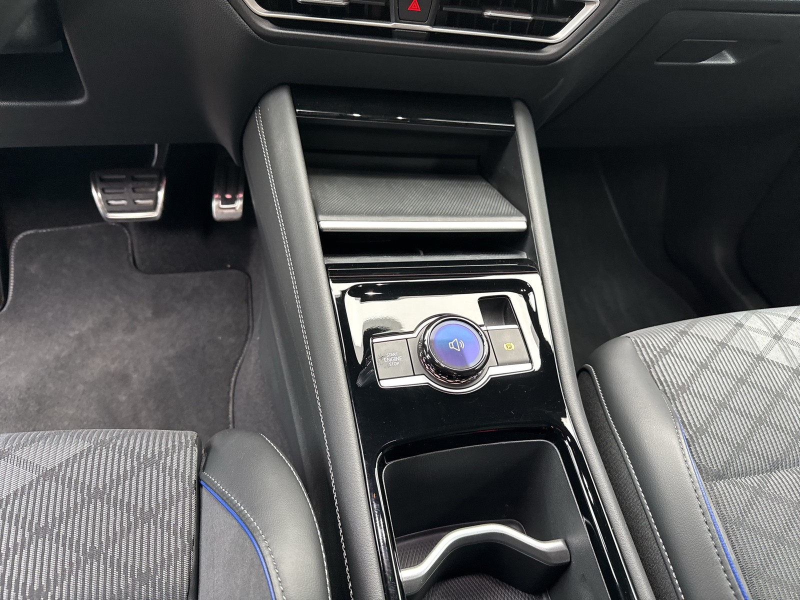 Volkswagen Tiguan 2.0 R-LINE 4X4 NEUES MODELL AHK CAM LM20