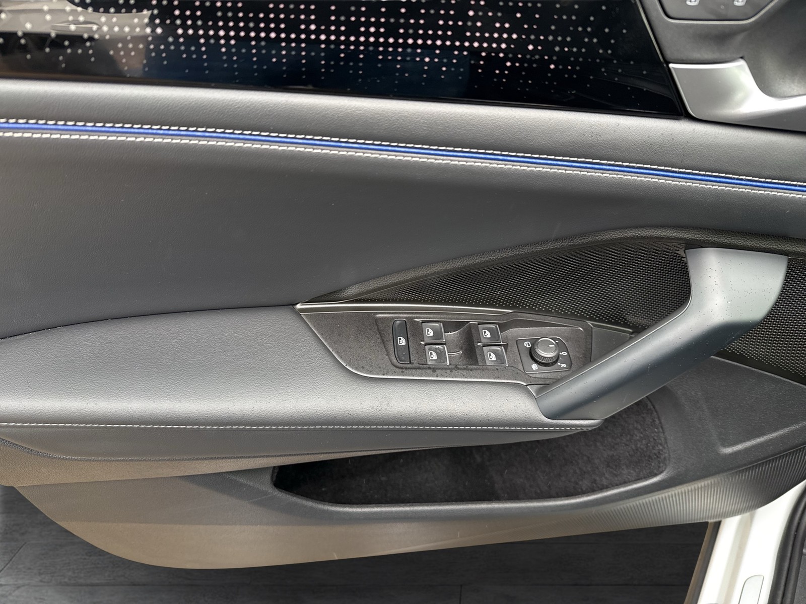 Volkswagen Tiguan 2.0 R-LINE 4X4 NEUES MODELL AHK CAM LM20