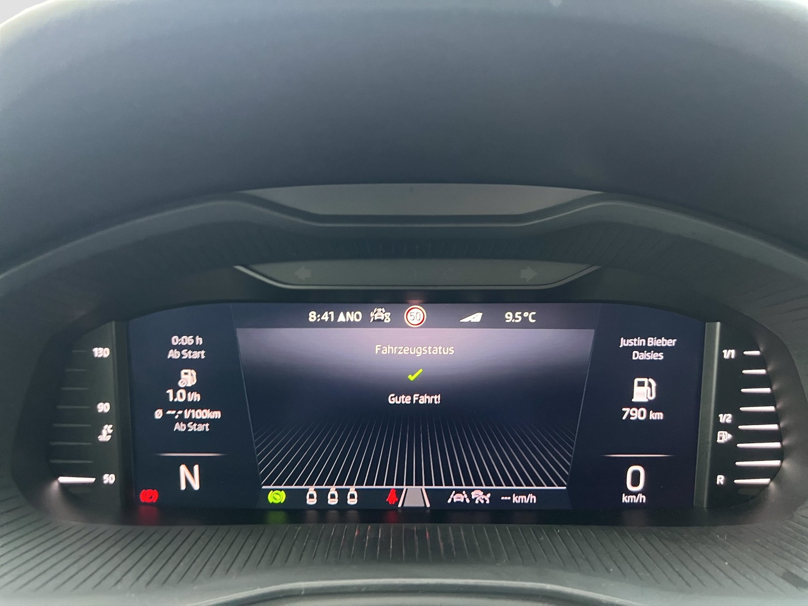 Skoda Kamiq 1.5 TOUR AHK CAM ACC E-KLAPPE NAVI LM17