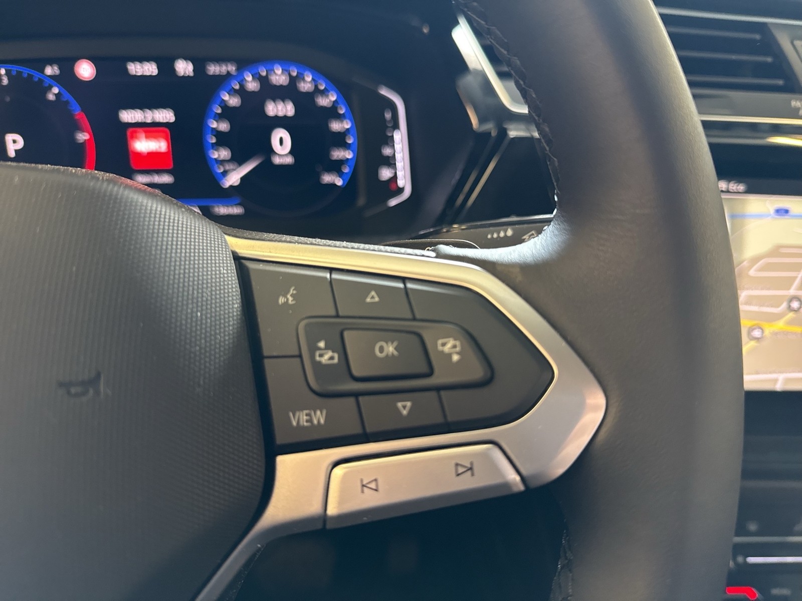 Volkswagen Touran 2.0 HIGHLINE AHK ACC LM17 NAVI CARPLAY