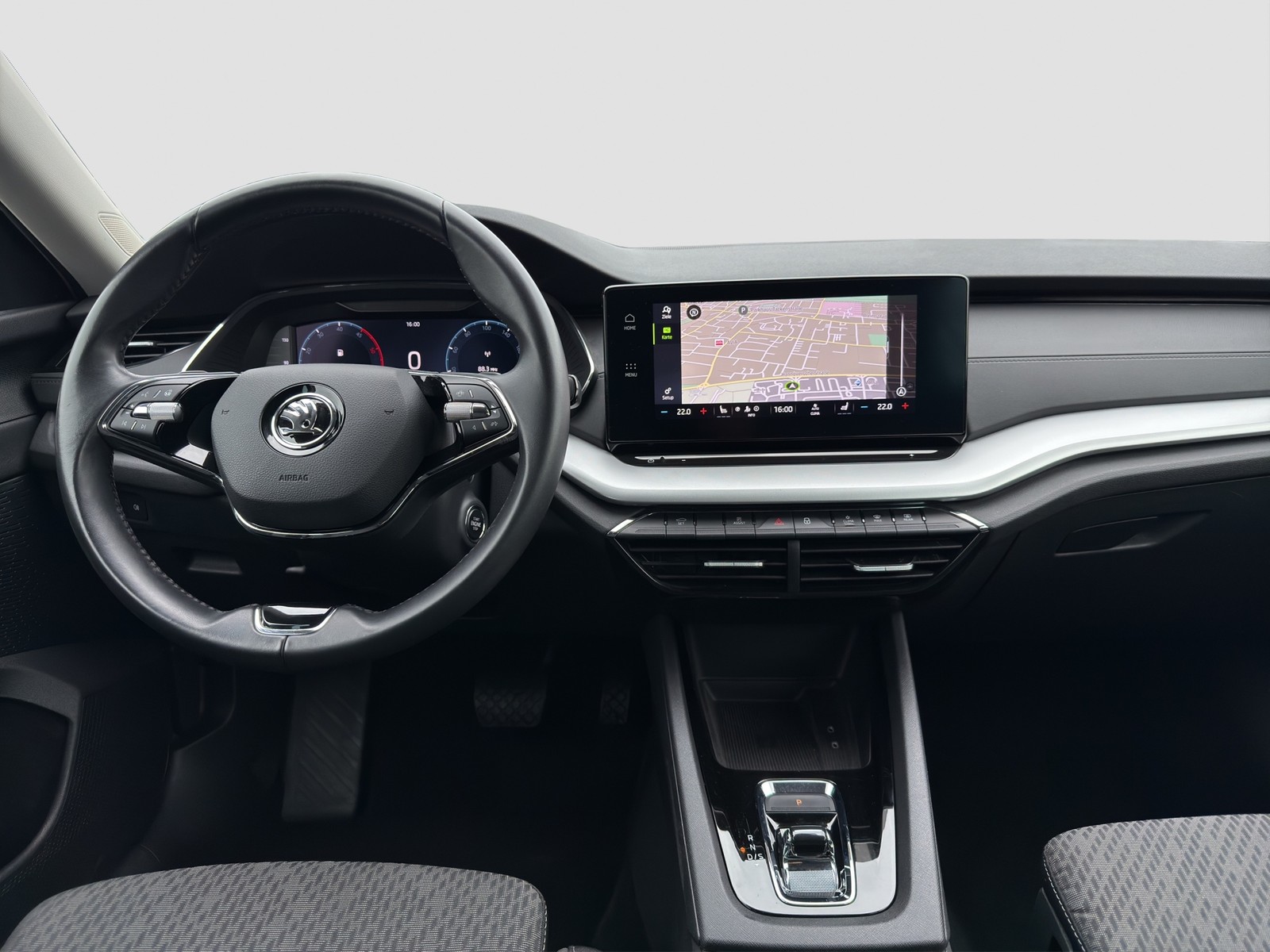 Skoda Octavia Combi 2.0 CLEVER AHK LM18 NAVICOLUMBUS