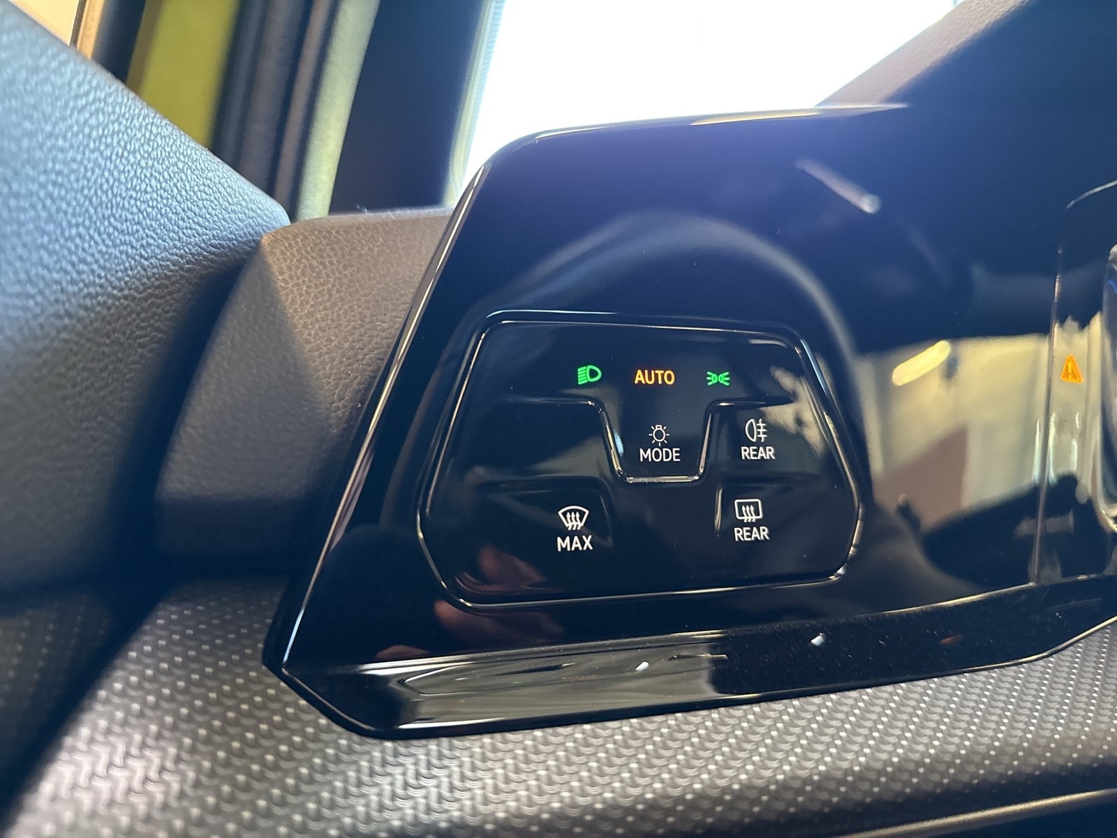 Volkswagen Golf 1.5 R-Line CARPLAY SITZHZ. AHK KAMERA ALU18