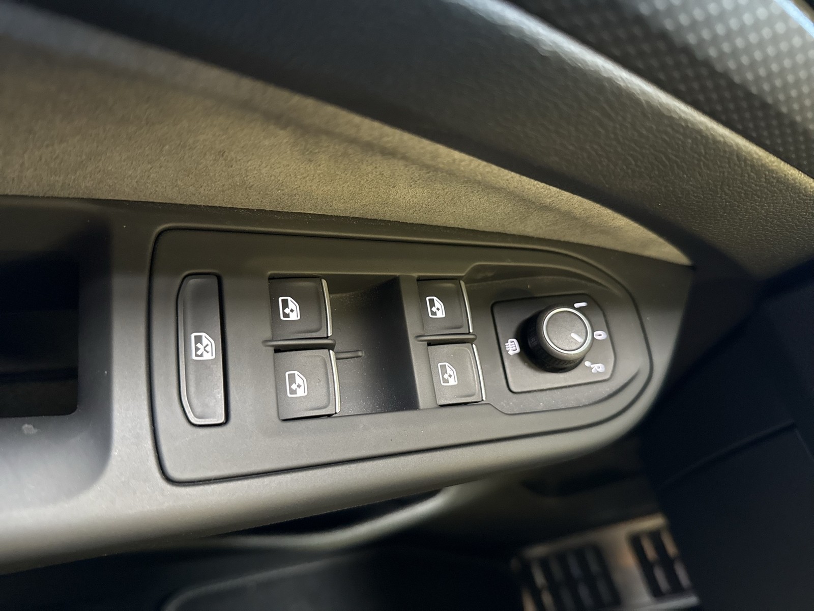 Volkswagen Golf 1.5 R-Line CARPLAY SITZHZ. AHK KAMERA ALU18