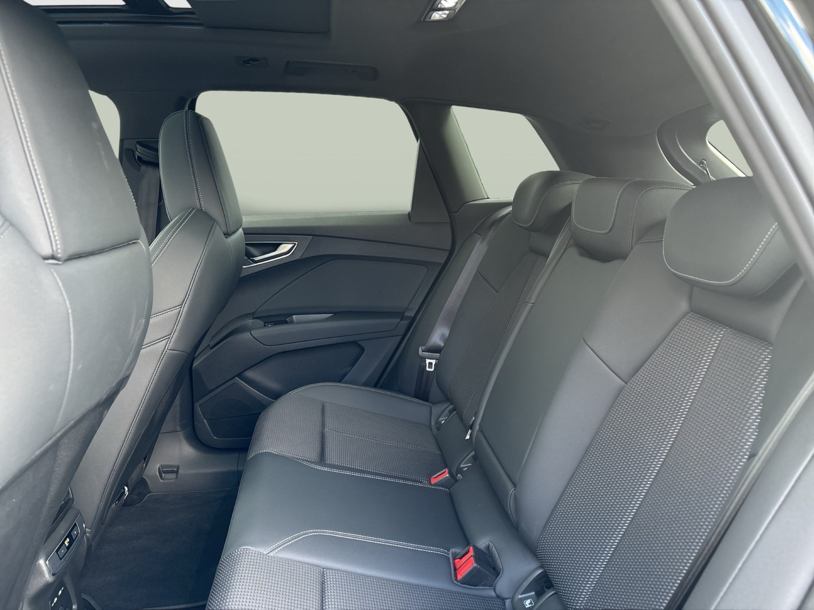 Audi Q4 e-tron 45 quattro S LINE PANO CAM ACC LM19