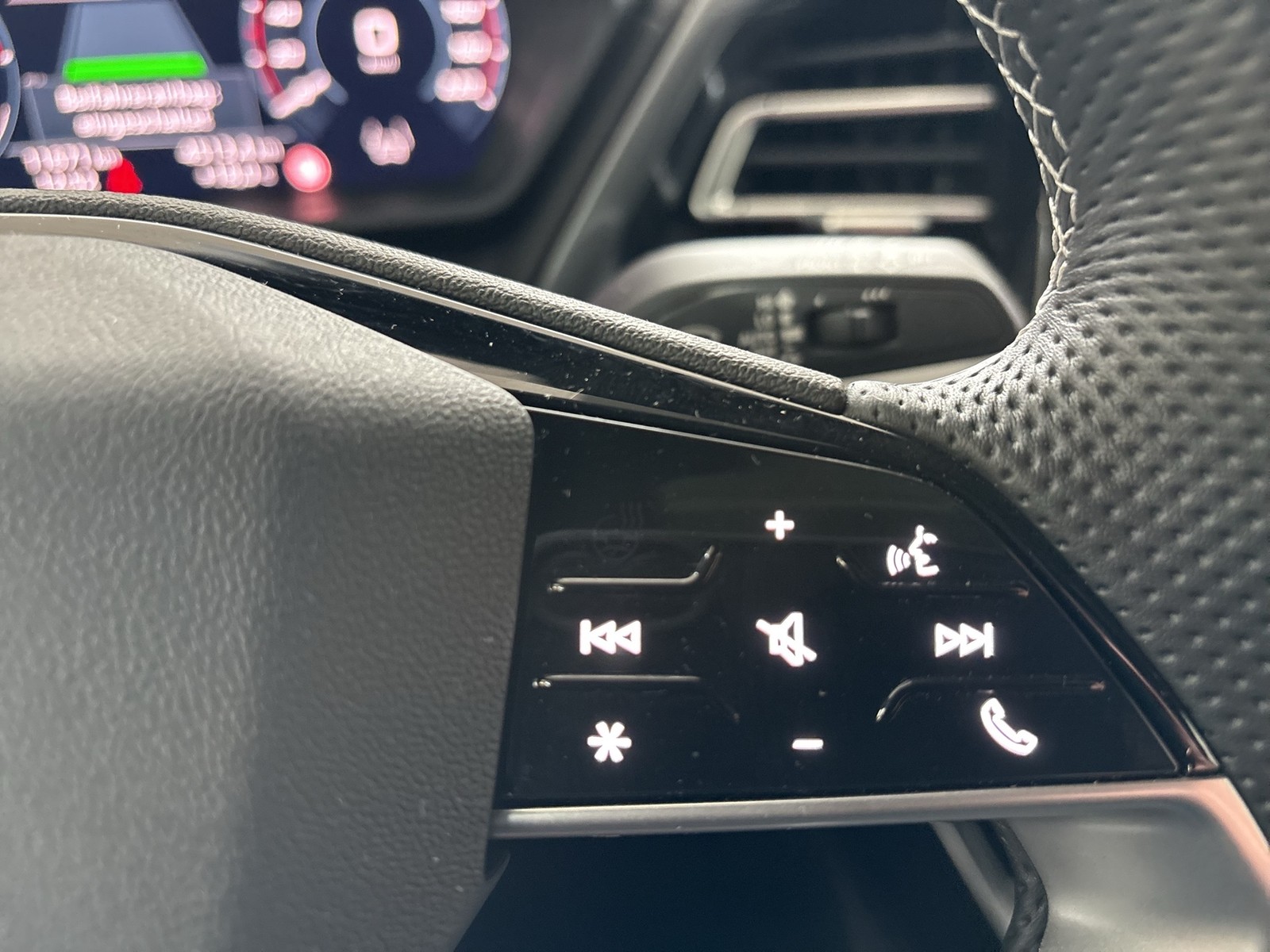 Audi Q4 e-tron 45 quattro S LINE PANO CAM ACC LM19