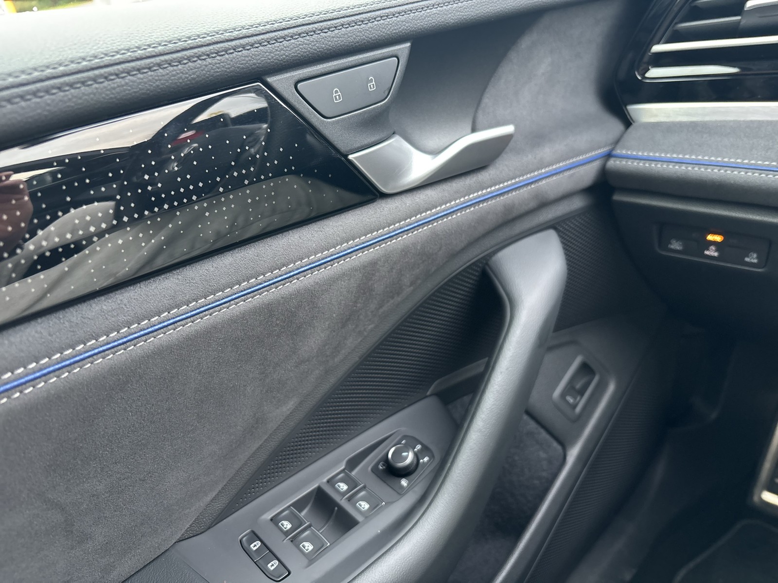 Volkswagen Passat Variant 2.0 R-LINE NEUESMODELL AHK 360CAM