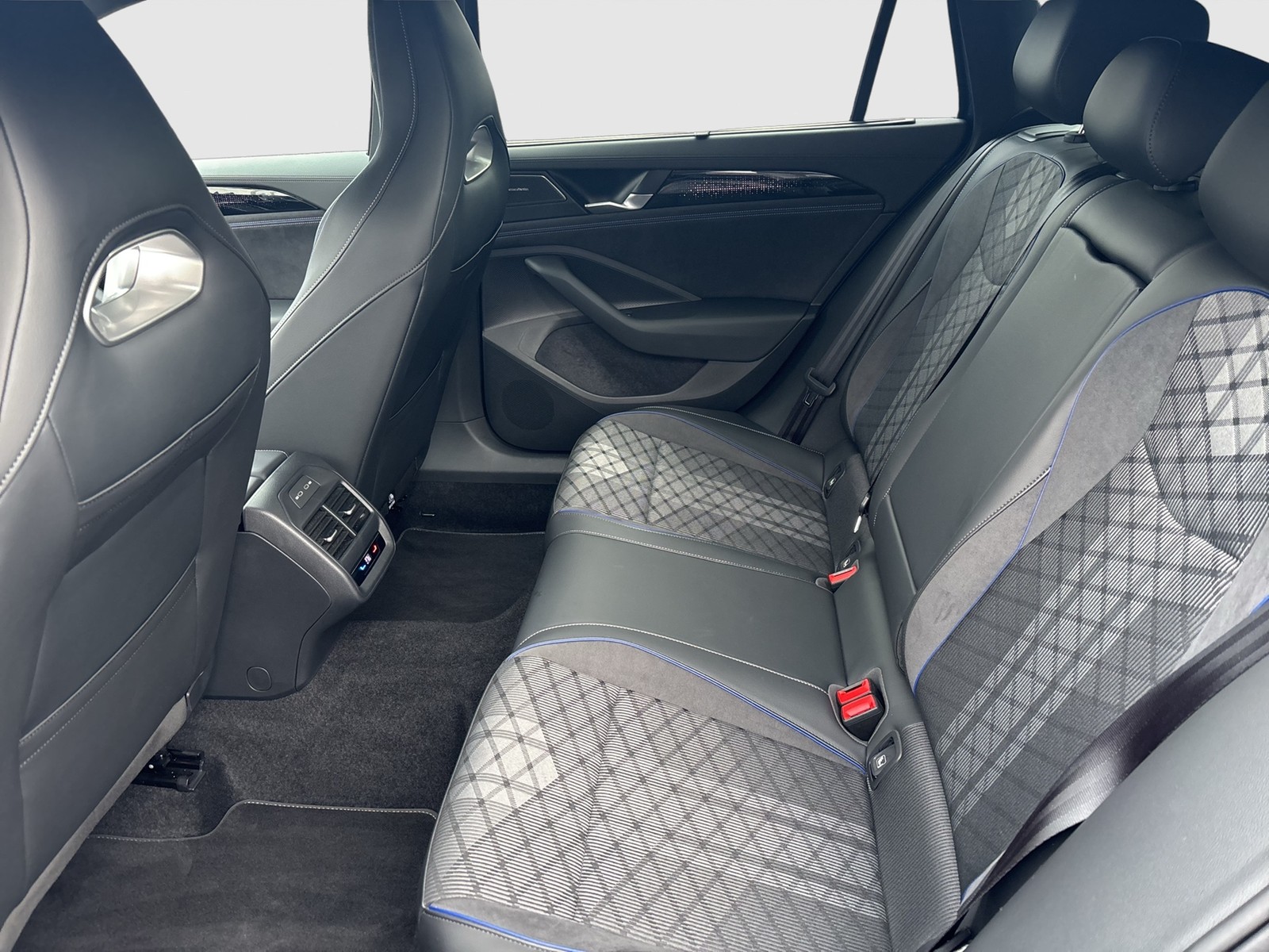 Volkswagen Passat Variant 2.0 R-LINE NEUESMODELL AHK 360CAM