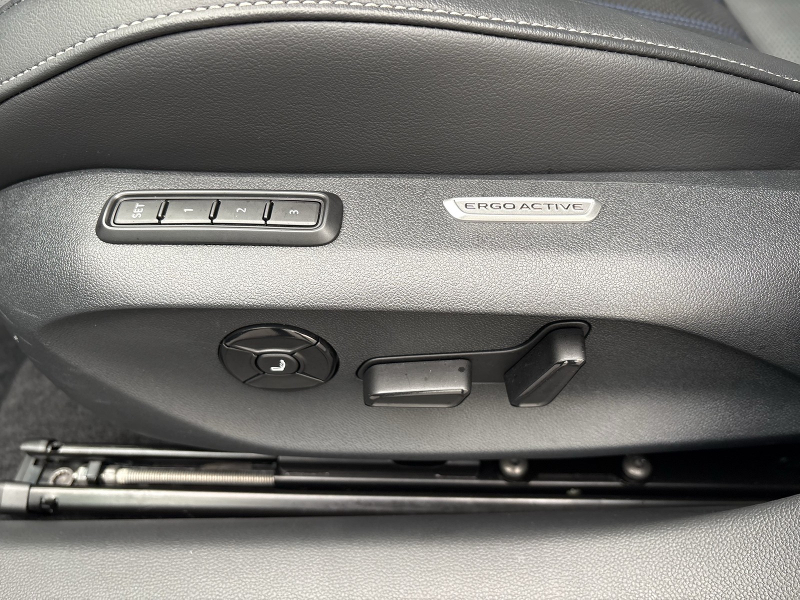 Volkswagen Passat Variant 2.0 R-LINE 4X4 NEUESMODELL AHK 19Z