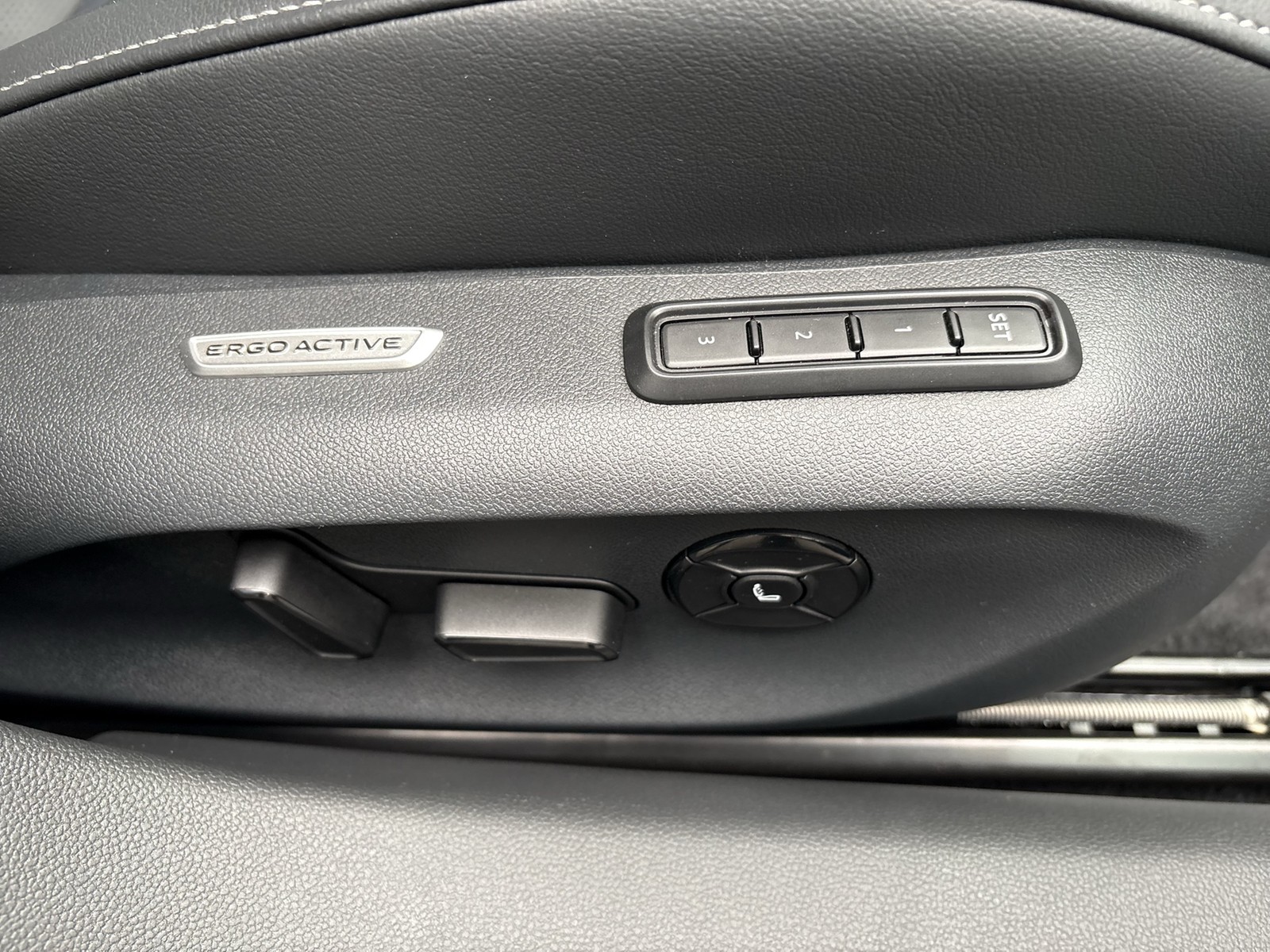 Volkswagen Passat Variant 2.0 R-LINE 4X4 NEUESMODELL AHK 19Z