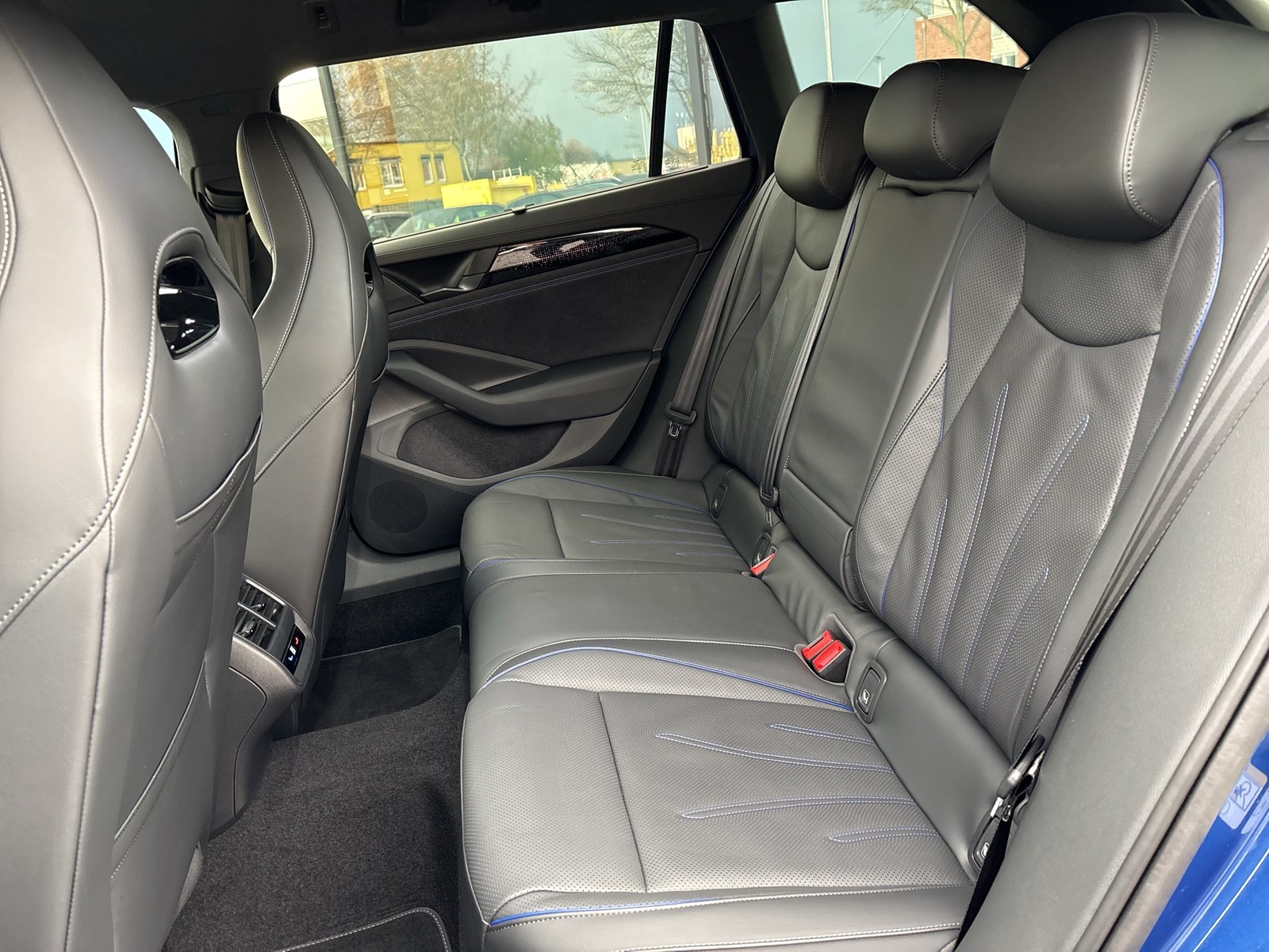 Volkswagen Passat Variant 2.0 R-LINE 4X4 NEUESMODELL AHK 19Z