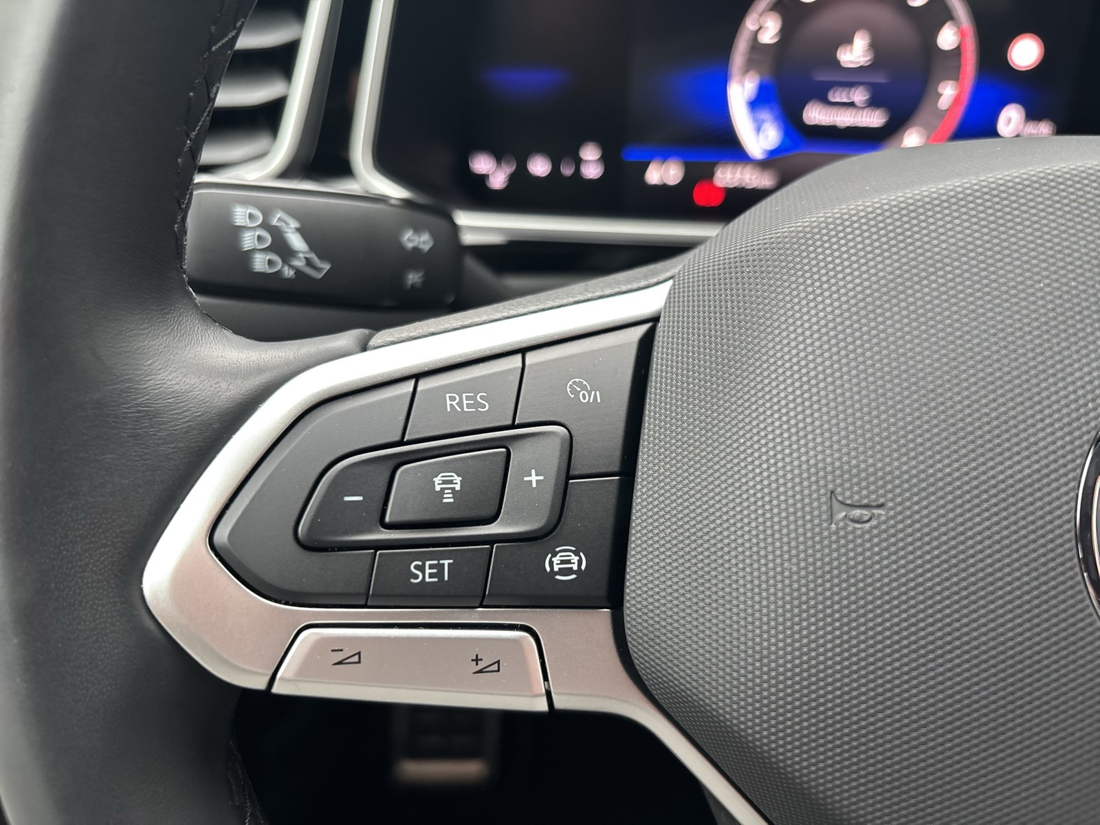 Volkswagen T-Roc 1.0 R-LINE ACC NAVI LM17 CARPLAY SITZHEIZ.