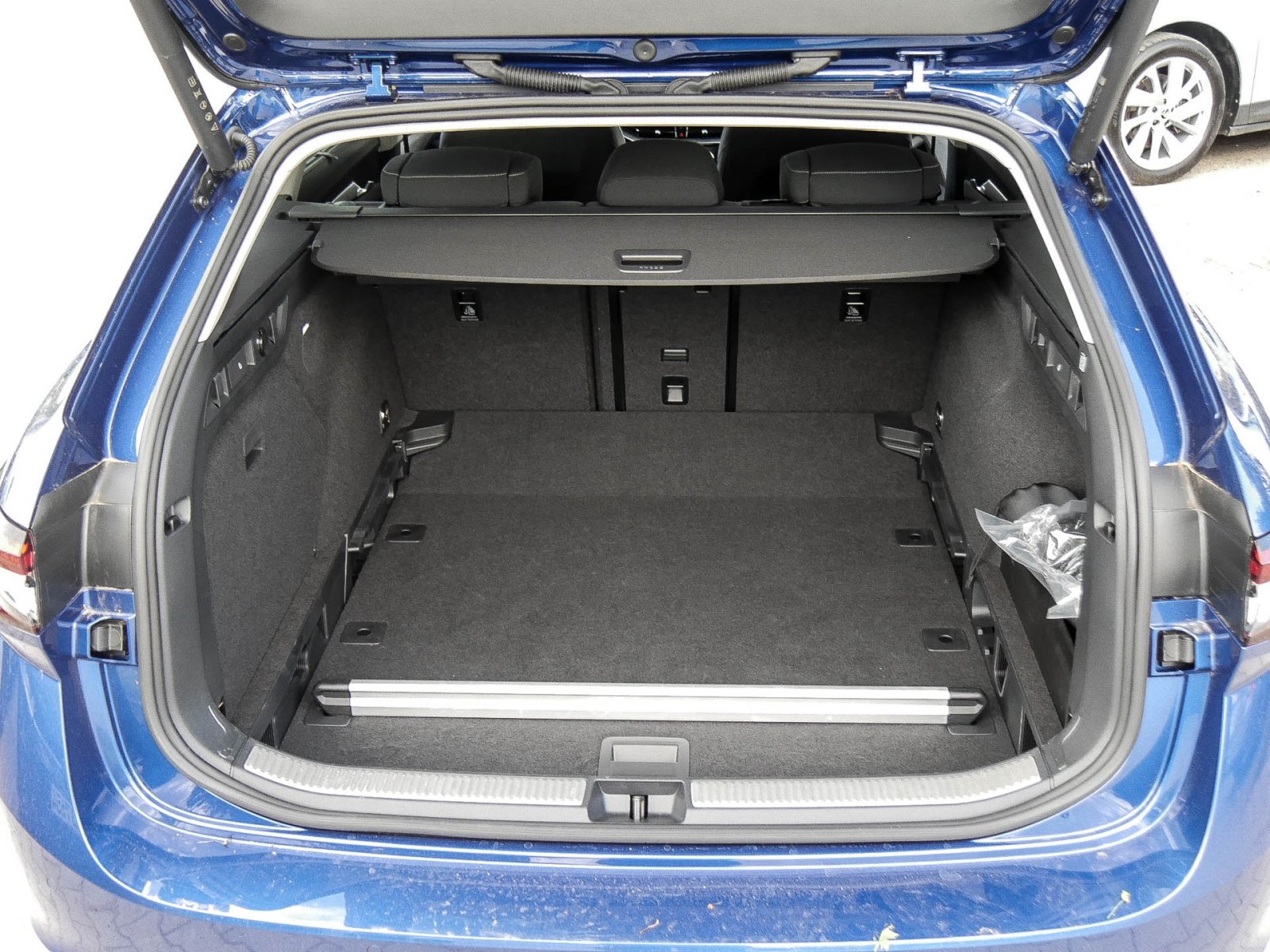 Skoda Superb Combi 2.0 SELECTION STANDHZ. AHK 360°CAM