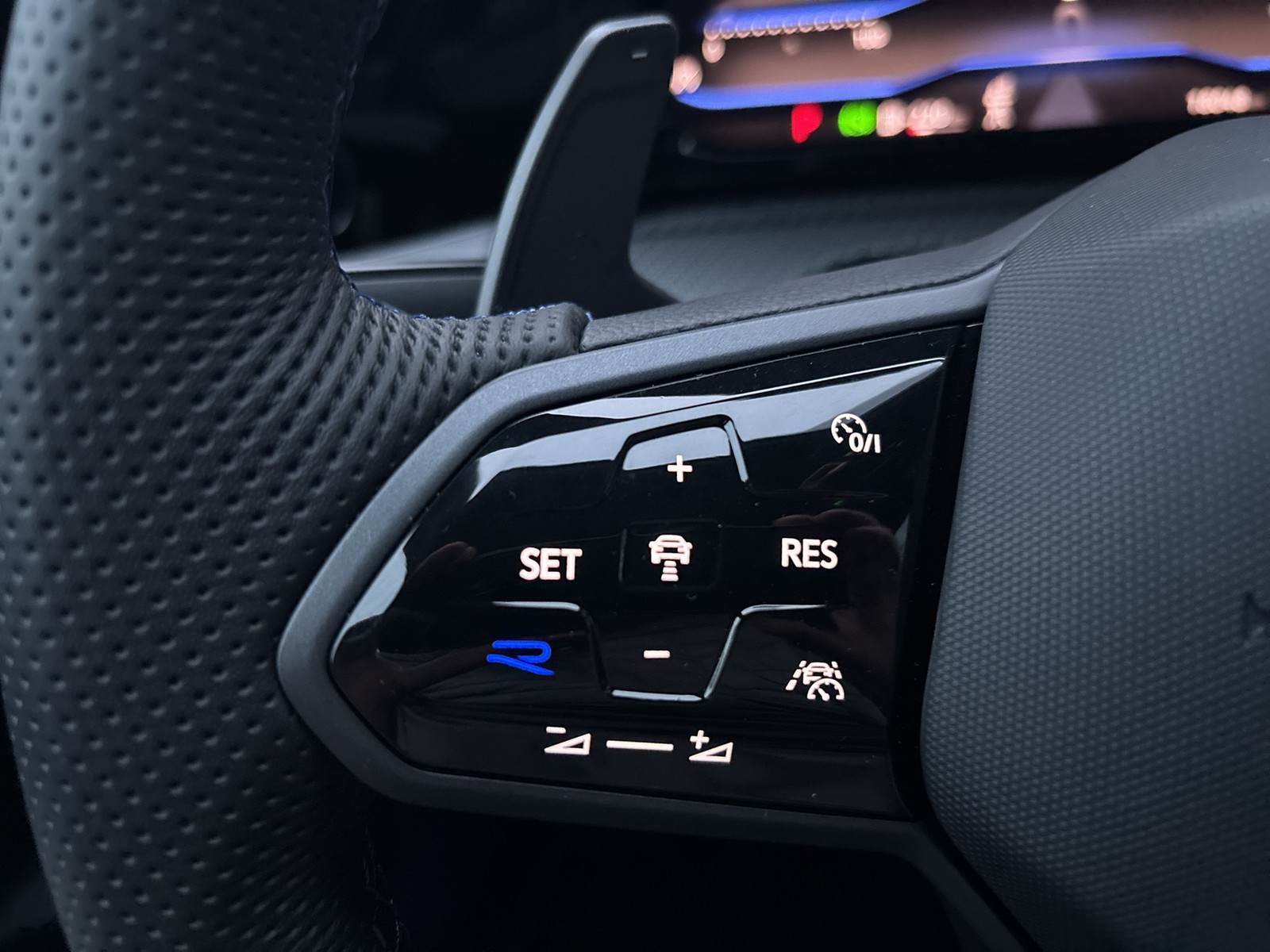 Volkswagen Golf VIII 2.0 R 4X4 AKRAPOVIC ACC LM18 CARPLAY