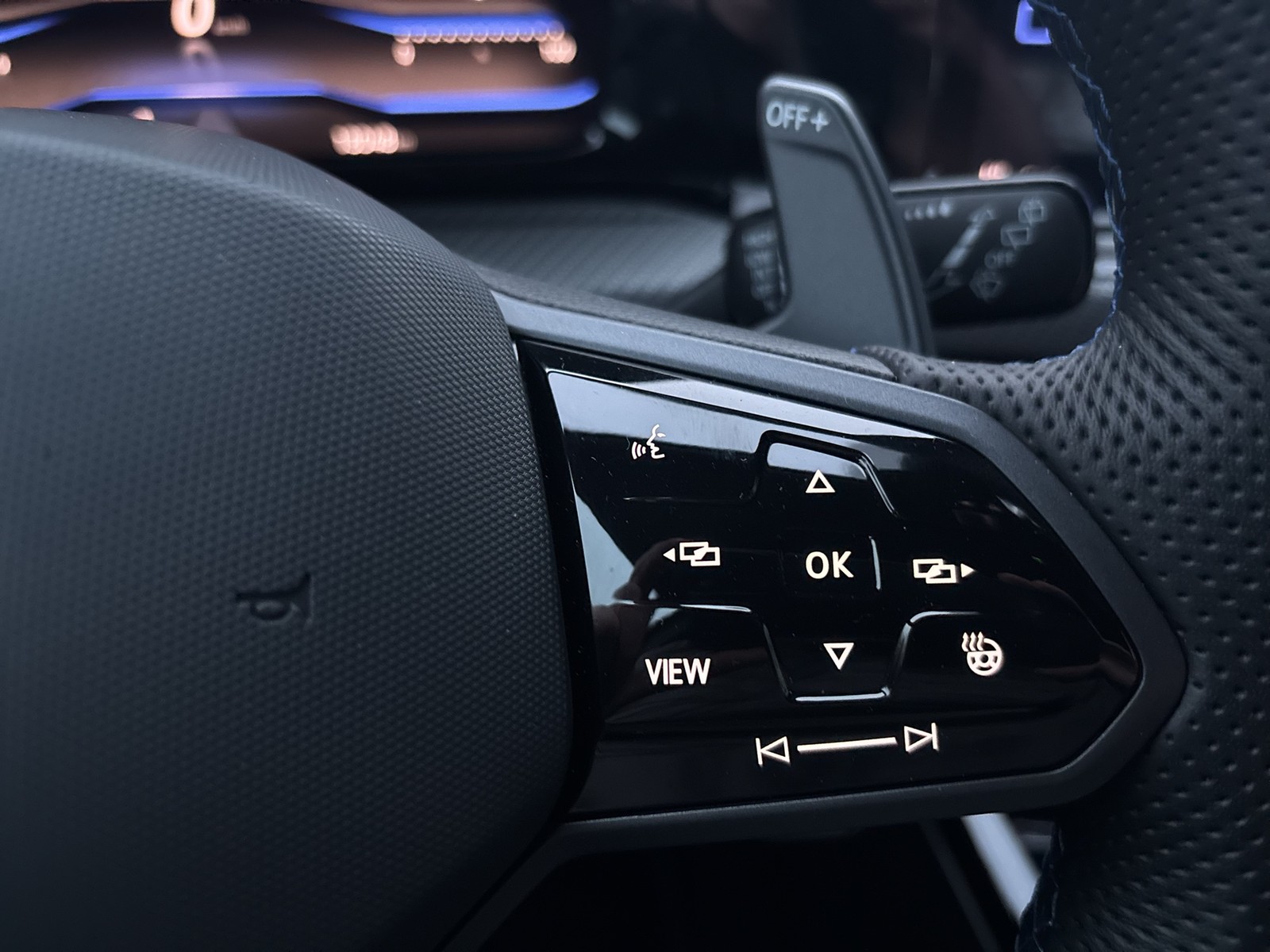 Volkswagen Golf VIII 2.0 R 4X4 AKRAPOVIC ACC LM18 CARPLAY