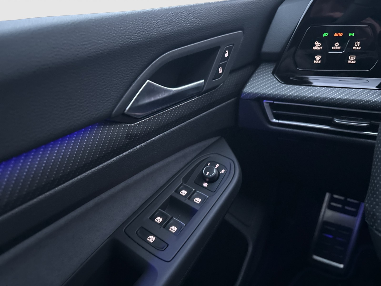 Volkswagen Golf VIII 2.0 R 4X4 AKRAPOVIC ACC LM18 CARPLAY