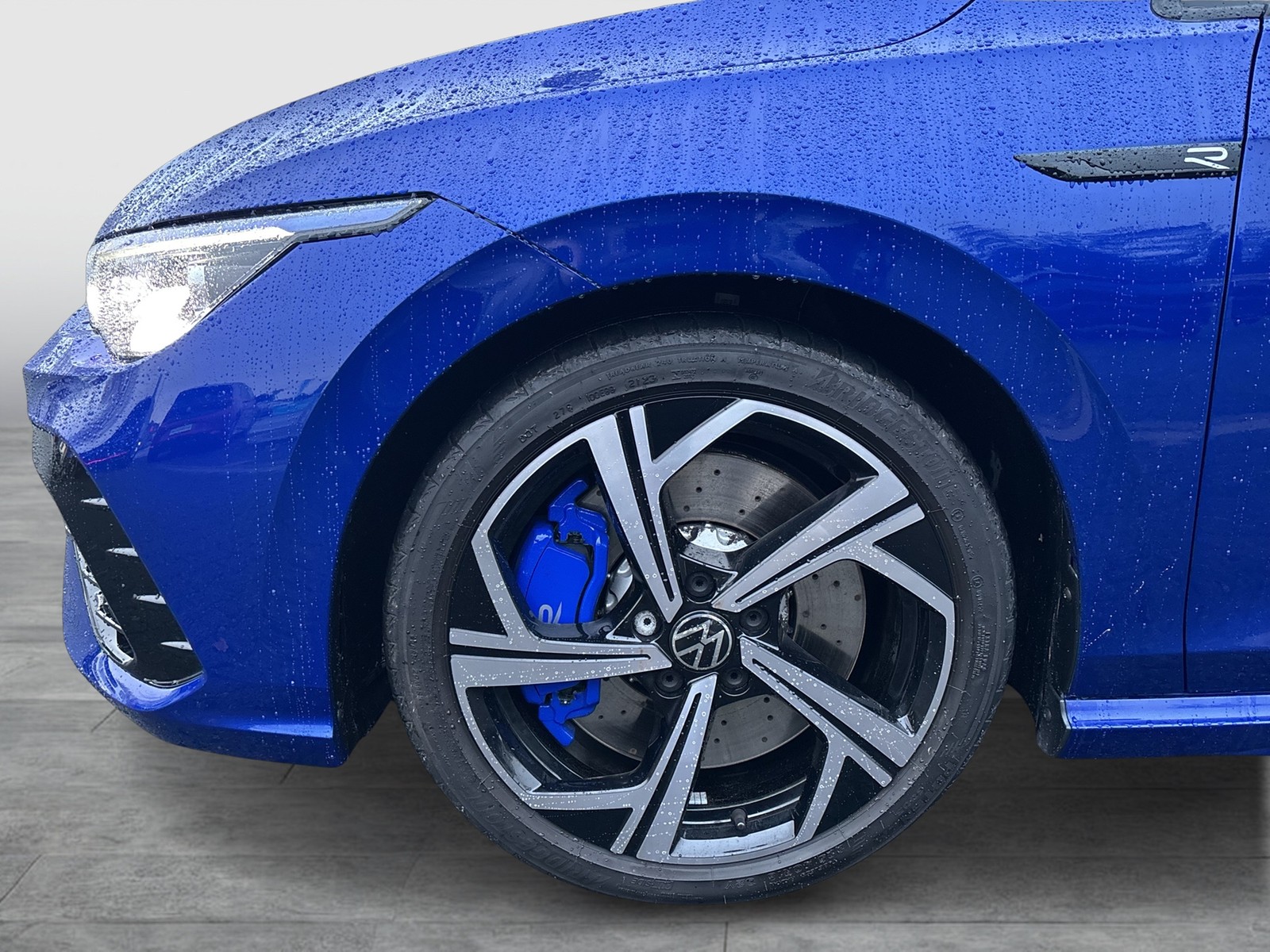 Volkswagen Golf VIII 2.0 R 4X4 AKRAPOVIC ACC LM18 CARPLAY