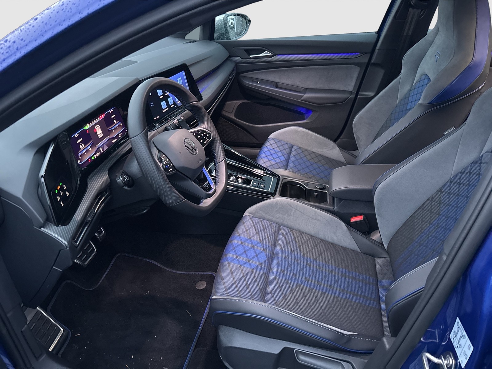 Volkswagen Golf VIII 2.0 R 4X4 AKRAPOVIC ACC LM18 CARPLAY