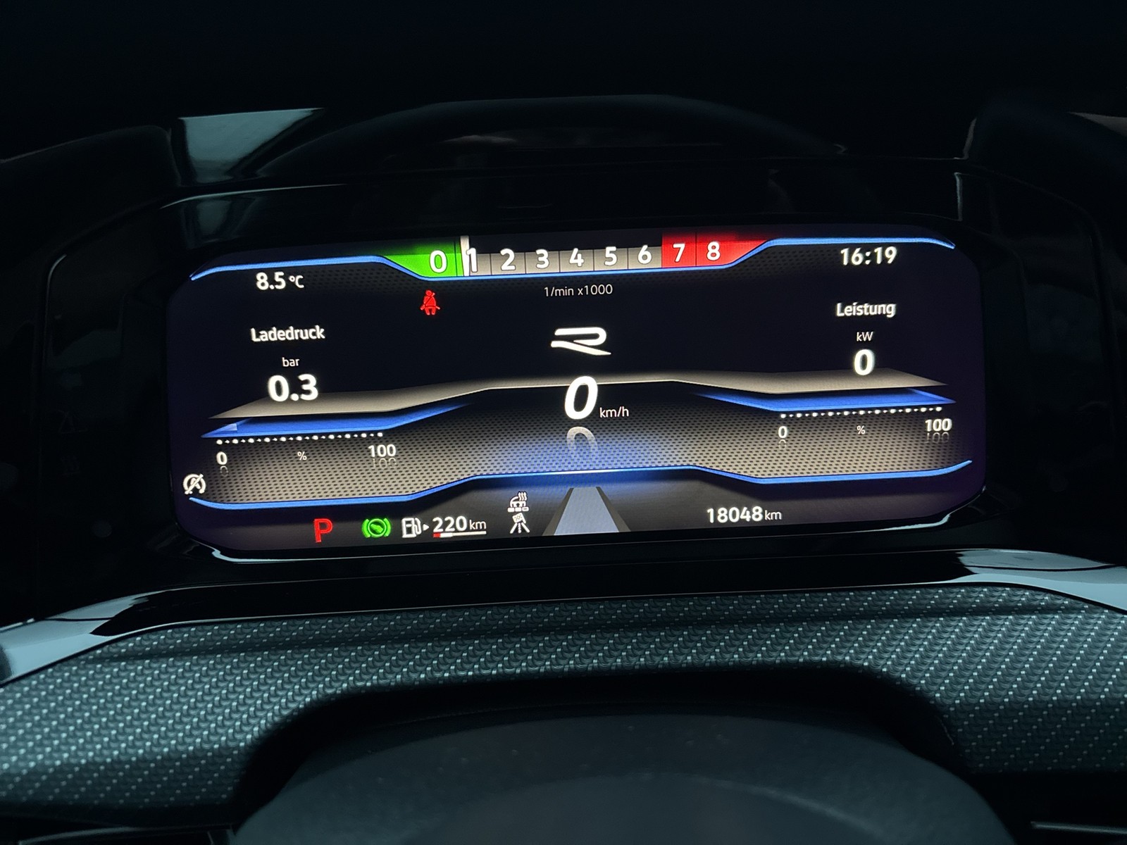 Volkswagen Golf VIII 2.0 R 4X4 AKRAPOVIC ACC LM18 CARPLAY