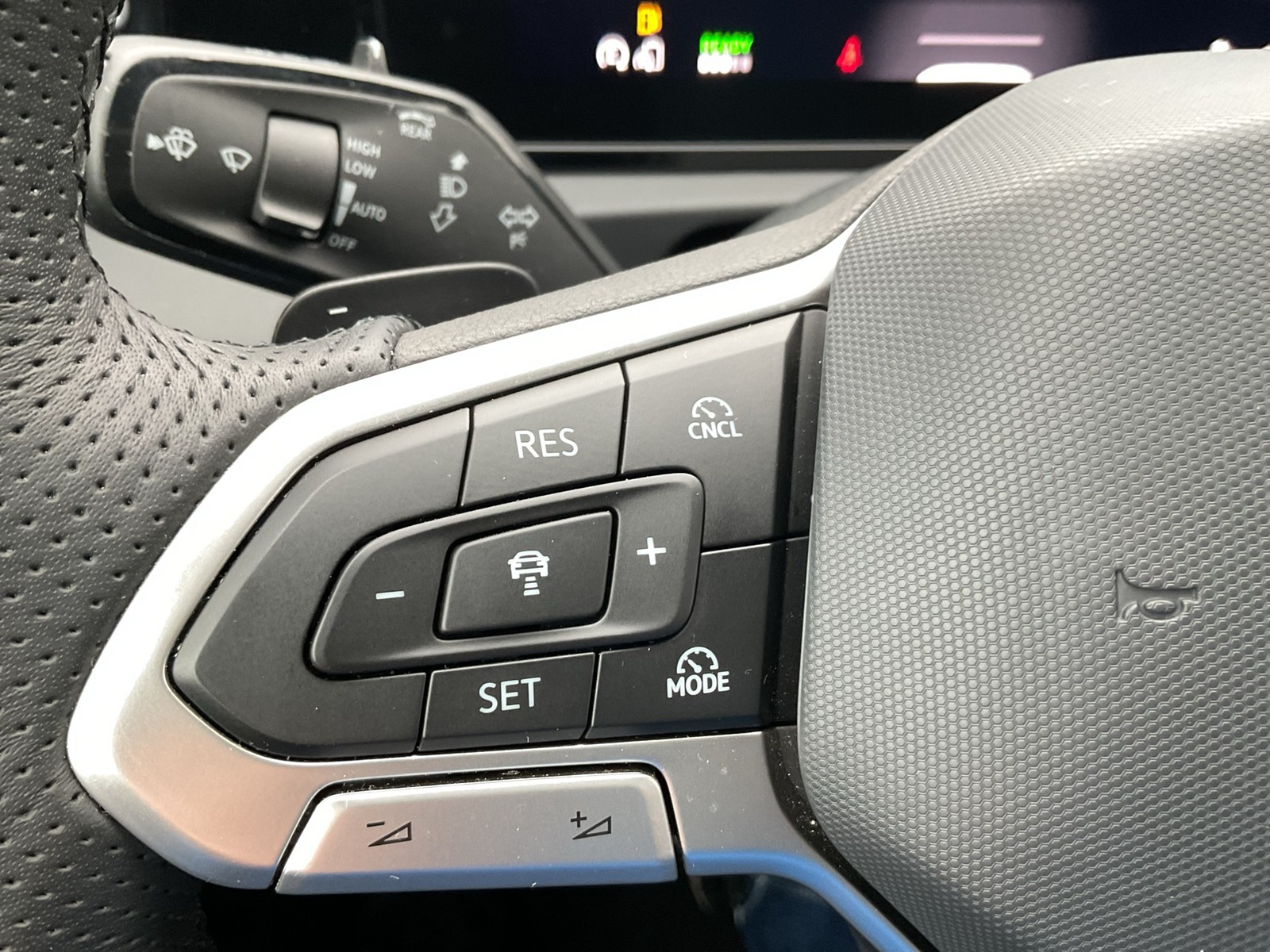 Volkswagen Tiguan 1.5 HYBRID R-LINE NEUES MODELL AHK LM19