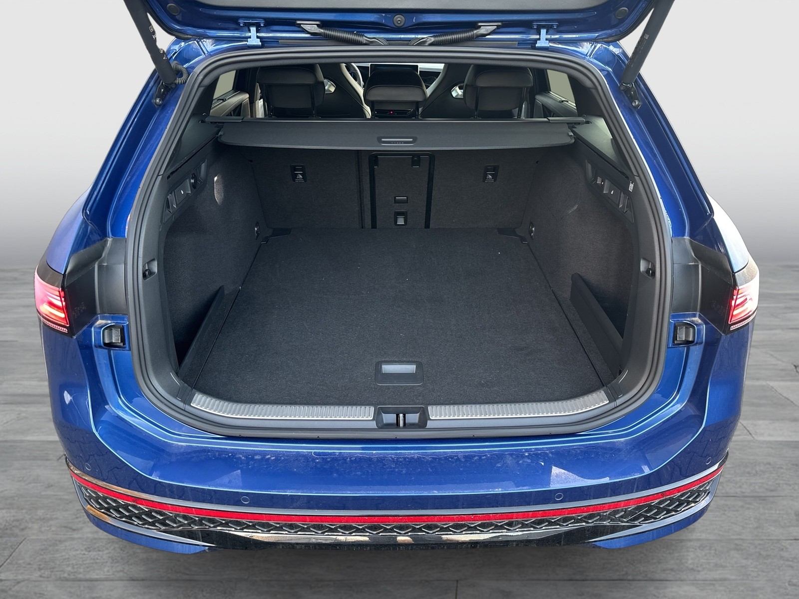 Volkswagen Passat Variant 2.0 R-LINE 4X4 NEUESMODELL AHK 18Z