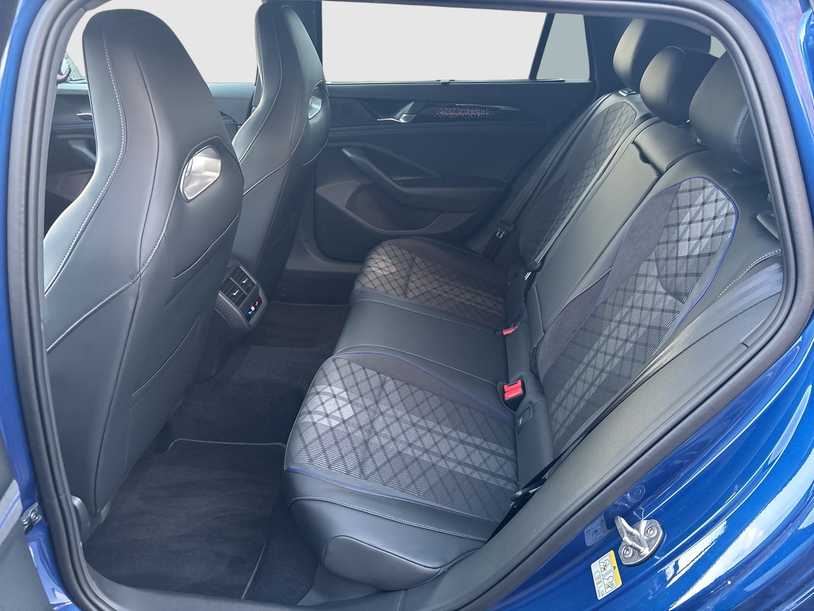 Volkswagen Passat Variant 2.0 R-LINE 4X4 NEUESMODELL AHK 18Z