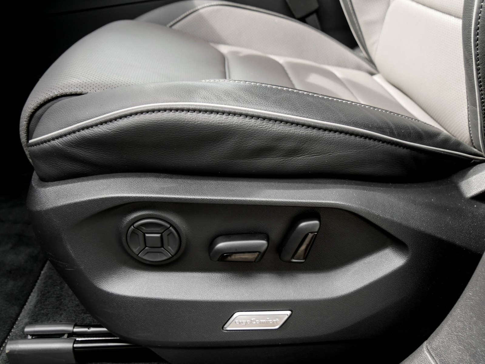 Volkswagen Touareg V6 R-LINE NEUES MODELL PANO CAM ACC LM19