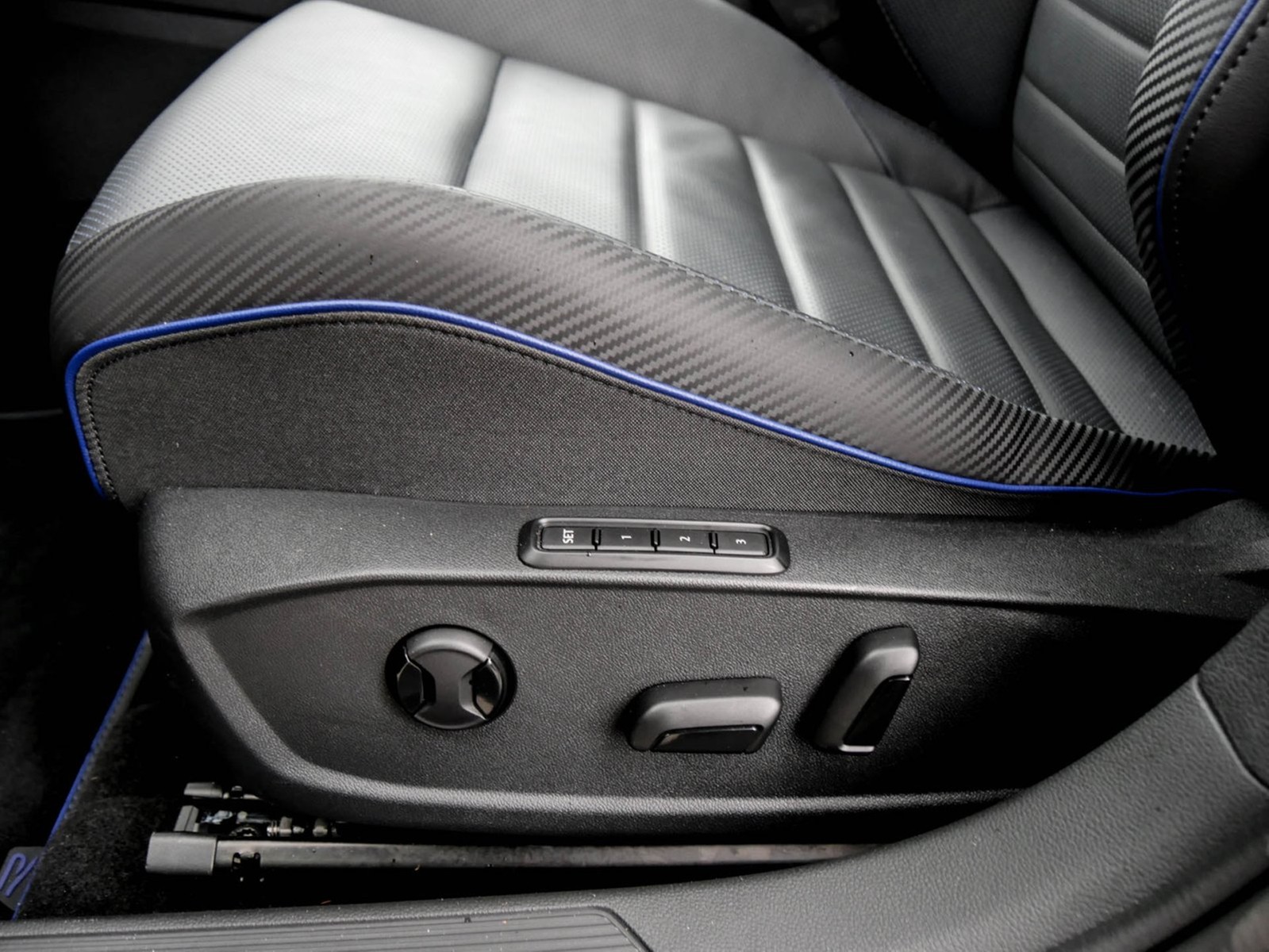 Volkswagen Golf Variant VIII 2.0 R 4X4 LEDER PANO ACC LM19