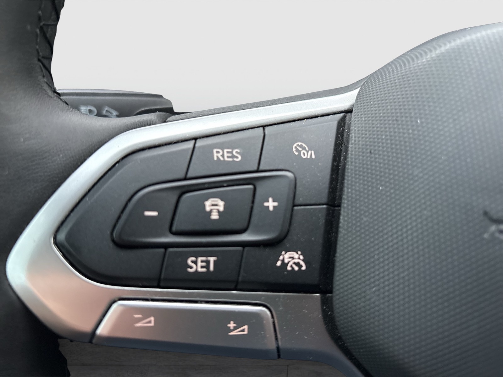 Volkswagen Tiguan 2.0 URBAN SPORT PANO AHK ALU19 NAVI 4X4