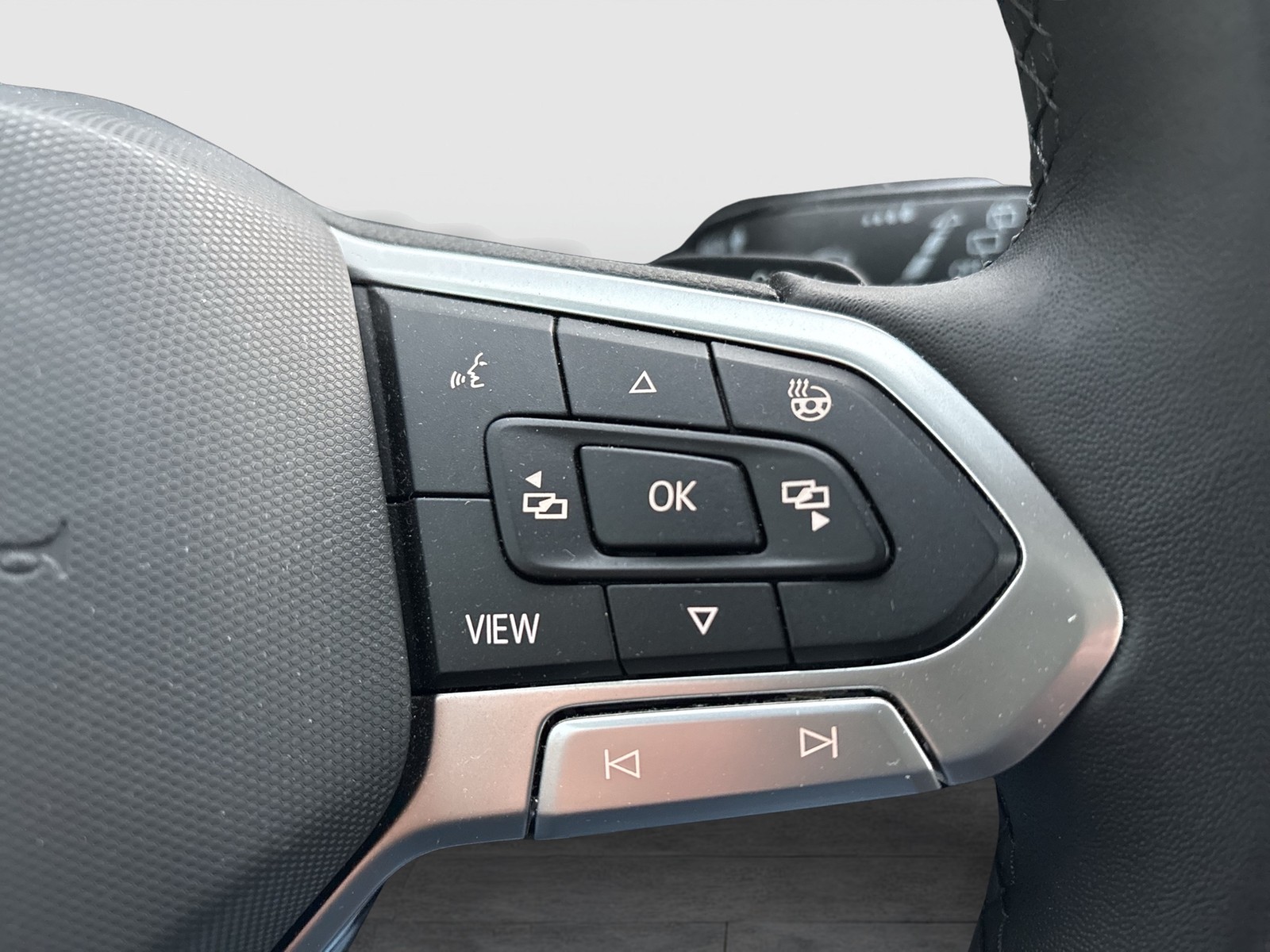 Volkswagen Tiguan 2.0 URBAN SPORT PANO AHK ALU19 NAVI 4X4