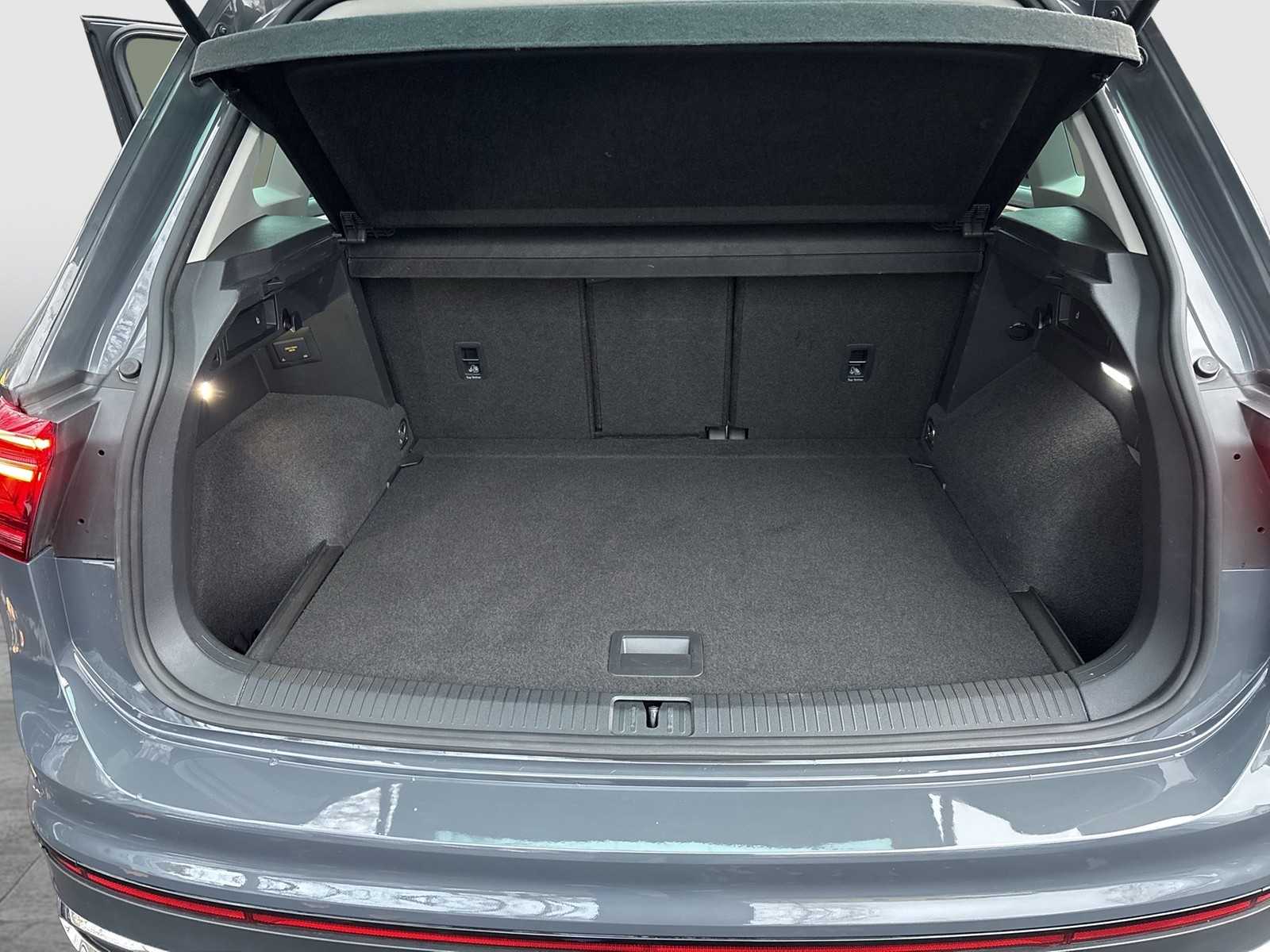 Volkswagen Tiguan 2.0 URBAN SPORT PANO AHK ALU19 NAVI 4X4