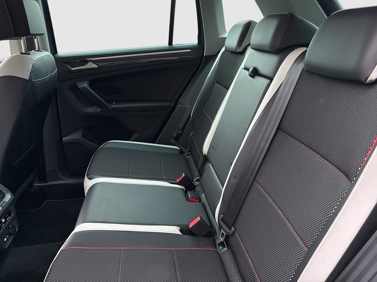 Volkswagen Tiguan 2.0 URBAN SPORT PANO AHK ALU19 NAVI 4X4