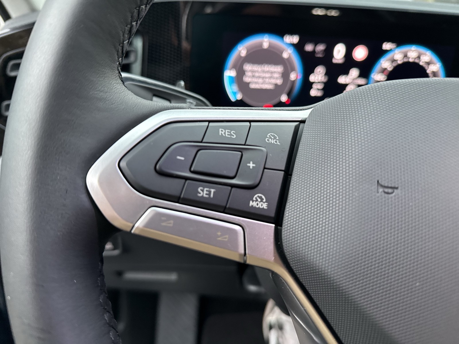 Volkswagen Tiguan 2.0 NEUES MODELL AHK CAM NAVI SITZHEIZUNG