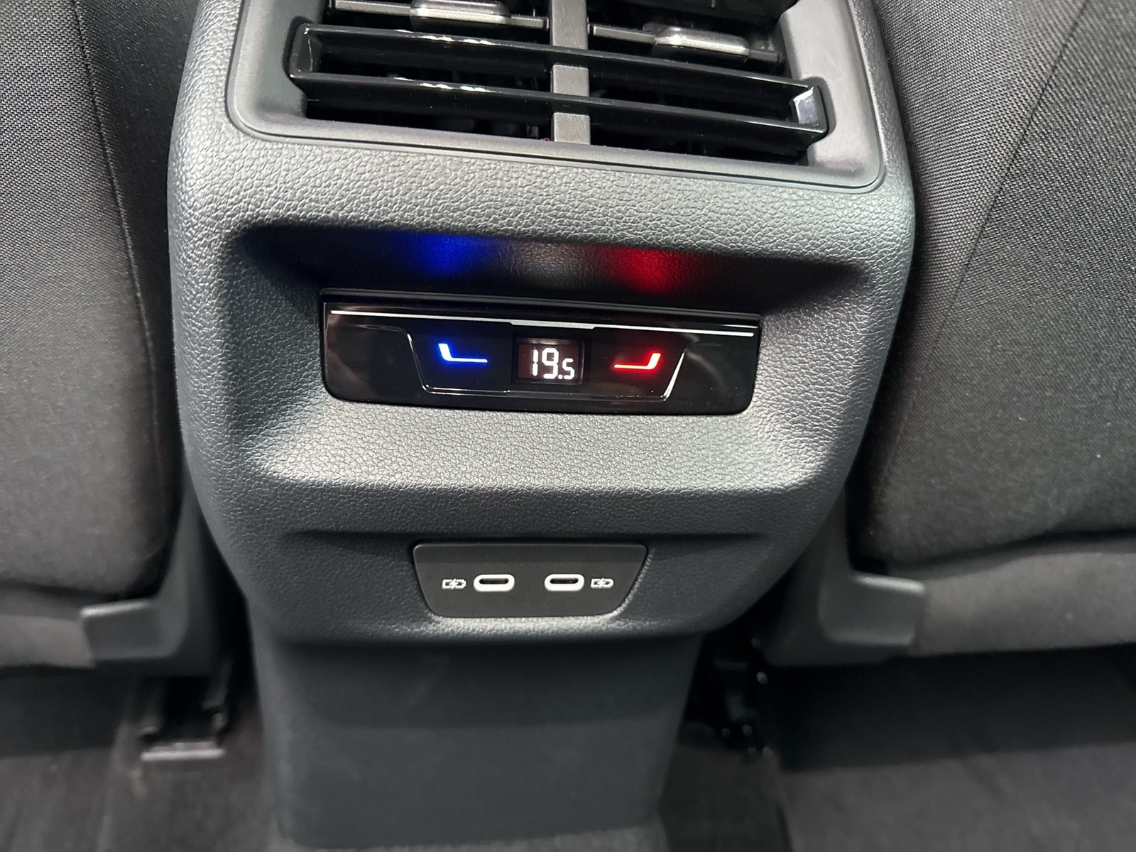 Volkswagen Tiguan 2.0 NEUES MODELL AHK CAM NAVI SITZHEIZUNG