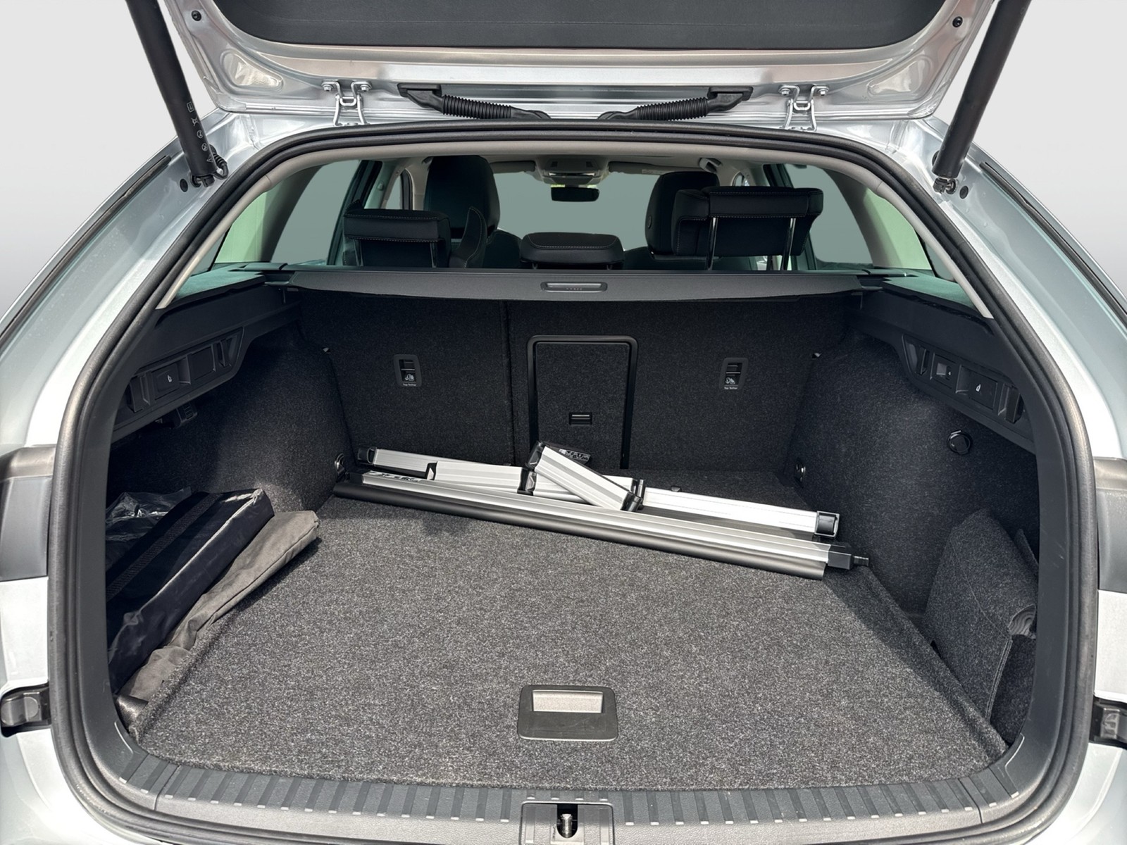 Skoda Octavia Combi 2.0 TOUR PANO STANDHZ. AHK 360°CAM