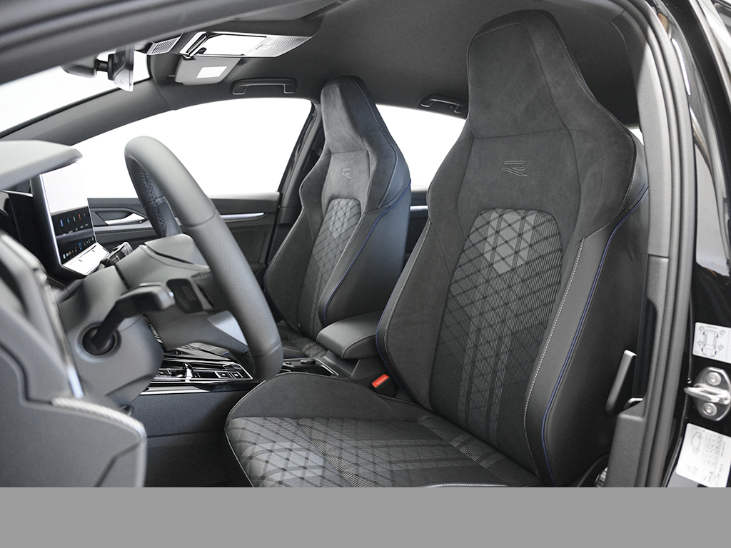 Volkswagen Golf VIII 1.5 eTSI R-LINE FACELIFT CAM ACC LM18