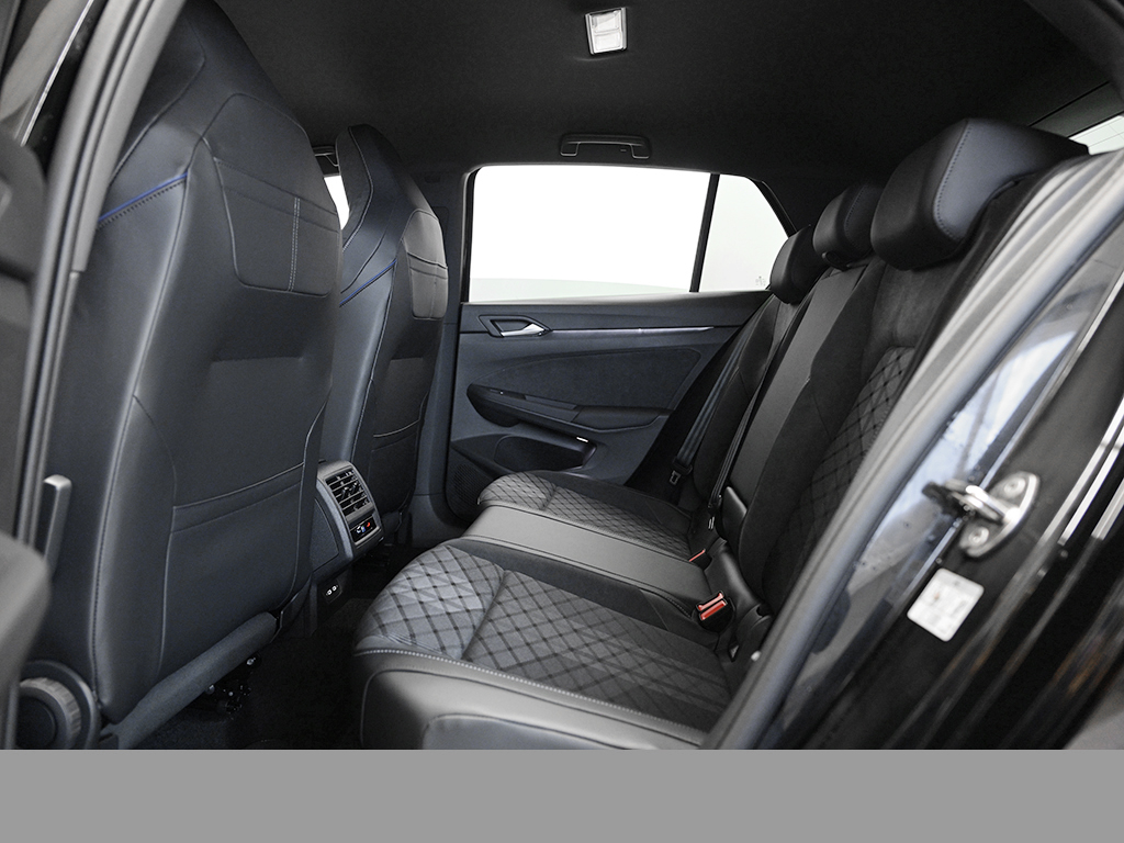 Volkswagen Golf VIII 1.5 eTSI R-LINE FACELIFT CAM ACC LM18