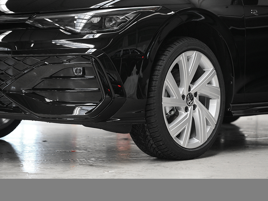 Volkswagen Golf VIII 1.5 eTSI R-LINE FACELIFT CAM ACC LM18